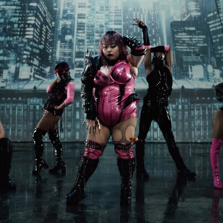 のインスタグラム：「こんばんは😊 この度、レディーガガ様のRain On MeのMVをパロディしました！  @ladygaga 様 @arianagrande 様🥺  5月下旬に初めてRain On Meを見た時に、最強！まじパワフル！と思って、私が普段お世話になってる各スタッフさんに、これをYouTubeでやりたいですと連絡して動き出しました👍いつ緊急事態宣言が空けるか、撮影が出来る様になるか分からない間に、色々準備しましょうとなり、時は経ち、今回無事完成しました🤗ダンサー、スタッフの皆様は、普段MVを撮っているバキバキの方達なので、バキバキのパロディーMVが出来ました😂👍 パロディーの域を超えて、自分で引いてます😂ダンサーの皆様スタッフの皆様ありがとうございました😭🙏  ちなみにガガ様、アリアナ様にも許可取りました👍😂(ガガ様は見てくれたらしい😭)  明日土曜日20:00に YouTubeにて動画を上げます！ 公開スタートの時だけチャット出来る様になっておりますので皆様是非！  それまでに、本家Rain On  MeのMV見てみてください😘ほぼ同じ画角、リズム、衣装ヘアーでやりました(大変だった)歌詞も元気になるので、このパロディーで、みんなが楽しい気持ちになってくれたら嬉しいです🥺  アリアナグランデ役に、あるゲストを呼んでいます😘🌸公開時までサプライズ🤗✨  ただただ利益のない、大赤字史上最強パロディー是非見てください👀✨🌸🙏w  このティザーも、自分の曲のような煽り方😂 本家並の告知😂😂😂😂  それではまた明日20:00にお会いしましょう (世界に殴り込み😂)  Good evening😊 I did a parody of Lady Gaga's "Rain On Me" music video!  When I first saw "Rain On Me" at the end of May, I thought it was so powerful and amazing - I talked to my team to do this for YouTube👍We shot this after the COVID quarantine and it's finally ready🤗 The dancers and staff members are legit- all those who actually work with music videos, so this is a legit parody music video 😂👍It's quite over the top - it's more than a parody😂 FYI - Gaga and Ariana gave us the OK too👍😂( I heard Gaga even saw it😭)  It's going up at 8 PM on Saturday the 25th (Japan time) on YouTube! The chat function's turned on just when the video goes live so please join in! Until then, for those of you haven't yet, go check the real "Rain On Me" music video😘 We shot it almost in the excat frame, rhythm, costume and hair (it was hard) and the lyrics will give you so much power. I hope this parody also makes you feel happy🥺  Also, I asked a guest to join me for the role of Ariana Grande😘🌸It's a surprise until it goes up🤗✨  Check out the super powerful video that's got no financial benfit and was super costly👀✨🌸🙏w  Even this teaser is like the real deal😂😂😂😂  See you tomorrow at 8:00 PM Sat (Japan time)😇  The YouTube channel is called "naomi club"  #ladygaga #rainonme」