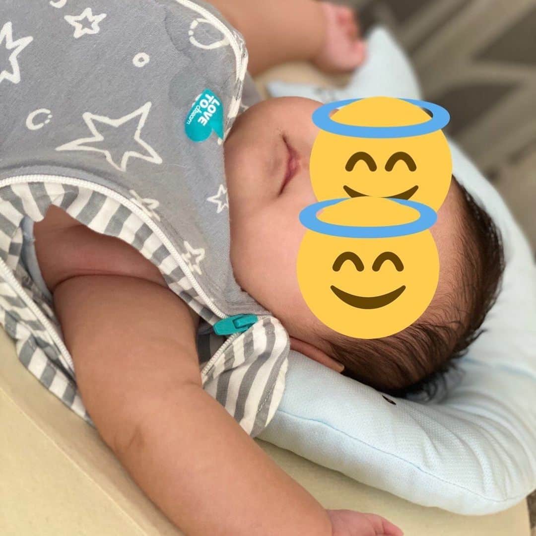 荒浪和沙のインスタグラム：「むちむち赤ちゃん。 ・ もうすぐ生後2ヶ月になります。 ・ #赤ちゃんのいる暮らし #赤ちゃんと犬 #生後1ヶ月 #生後2ヶ月 #そろそろ予防接種」