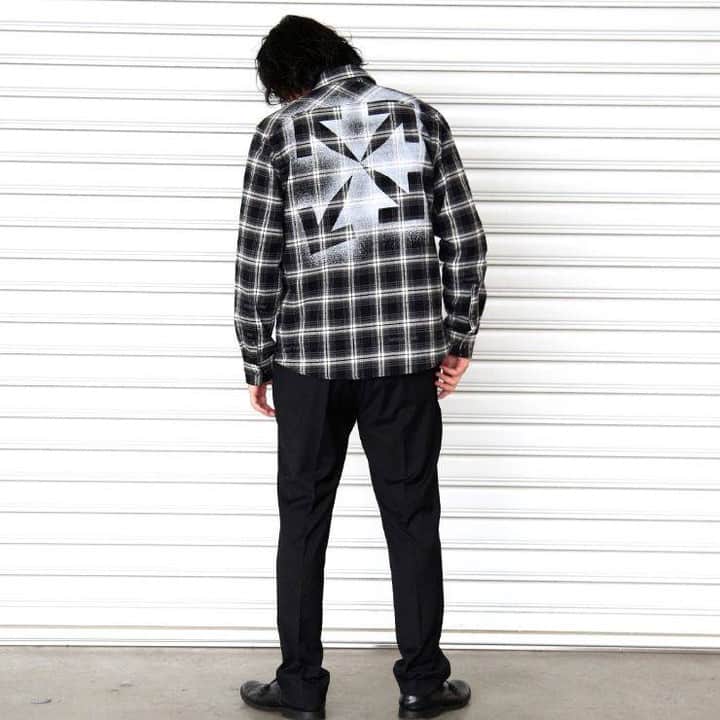 サカゼンインポートブランドのインスタグラム：「. OFF-WHITE. . --------- . オフホワイト チェックネルシャツ STENCIL FLANNEL CHECK . スタッフコメント オフホワイトといえば絶対的王者のアローロゴ モノトーンで大人のストリートを演出してくれるアイテムです。 モードを取り入れたストリートコーデはオフホワイトならでは もちろん一番上のボタンまでしっかり留めてTHE大人アメカジや、 スケーターなどのド直球コーデとしても使えるよ！ オーバーサイズのシルエットで色気をだしちゃおっ . . サカゼン製品番号：7674203174 虫眼鏡でこちらの番号を検索！ . #サカゼン #ゼンオンライン #sakazen #sakazen_import #メンズファッション #メンズカジュアル #メンズコーデ #メンズコーディネート #ファッションコーデ #ファッション通販 #ブランド #ブランド服 #海外ファッション #コーデ #ファッションスナップ #今日のコーデ #ootd #instafashion #follow #オフホワイト #offwhite」