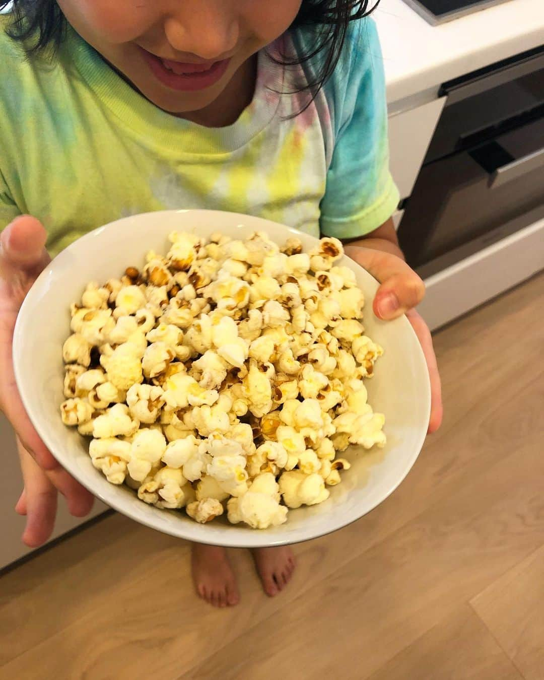 吉原珠央さんのインスタグラム写真 - (吉原珠央Instagram)「焼き立てポップコーン♫ 嬉しくて興奮する娘がかわいくておもしろくて😊 今夜は娘と一緒に自宅ムービーナイト📽  #金曜日 #ムービーナイト #ポップコーン #娘 #かわいいリアクション」7月24日 20時10分 - tamaoyoshihara