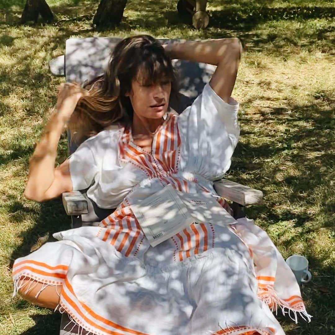 カロリーヌ・ド・メグレのインスタグラム：「This dress is by my friend @Liyakebede for her brand @lemlemofficial , artisan-driven, expanding production and jobs across Africa, the clothes are made entirely there ❤️」