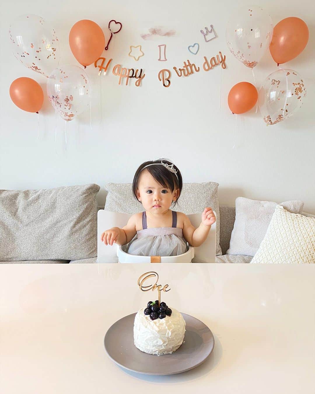 姫野れみのインスタグラム：「7/24 １st Birthday 🧁🤍 娘が生まれて１年が経ちました！  しまじろうとプーさんと絵本に夢中になったり、 お兄ちゃん達を追いかけて遊ぶのが大好きになったり、 体の使い方とマネっこが凄く上手になったり、 ２４歩も歩けるようになったり、 ご飯をひくほど大盛りで食べたり、 (ヨーグルトと食パン6枚で作ったこのケーキも完食、笑) お風呂が大好きすぎてあがる時は絶対大泣きしたり、  １年であっという間に大きくなって、 面白い個性がたくさん出てきて出来ることも増えて それを見逃さず一つ一つパパと感動できたことが 凄く幸せだったなぁと振り返ると思います🥰  ストーリーや投稿のたびにコメントやDMを頂き、 とっても嬉しかったです♡ 一緒に見守って頂きありがとうございます！  これからもずっと家族仲良く いっぱい笑って過ごそうね♡  #1stbirthday #1stanniversary #1st #birthday #baby #girl #babygirl #12months #babyphoto #babyfashion #baby #1歳誕生日 #1歳 #12ヶ月 #1歳バースデー #ベビー #赤ちゃん #女の子ベビー #スマッシュケーキ #スマッシュケーキ手作り #女の子 #ベビフル #ベビモ #ベビーフォト #赤ちゃんのいる生活 #べびすたぐらむ」