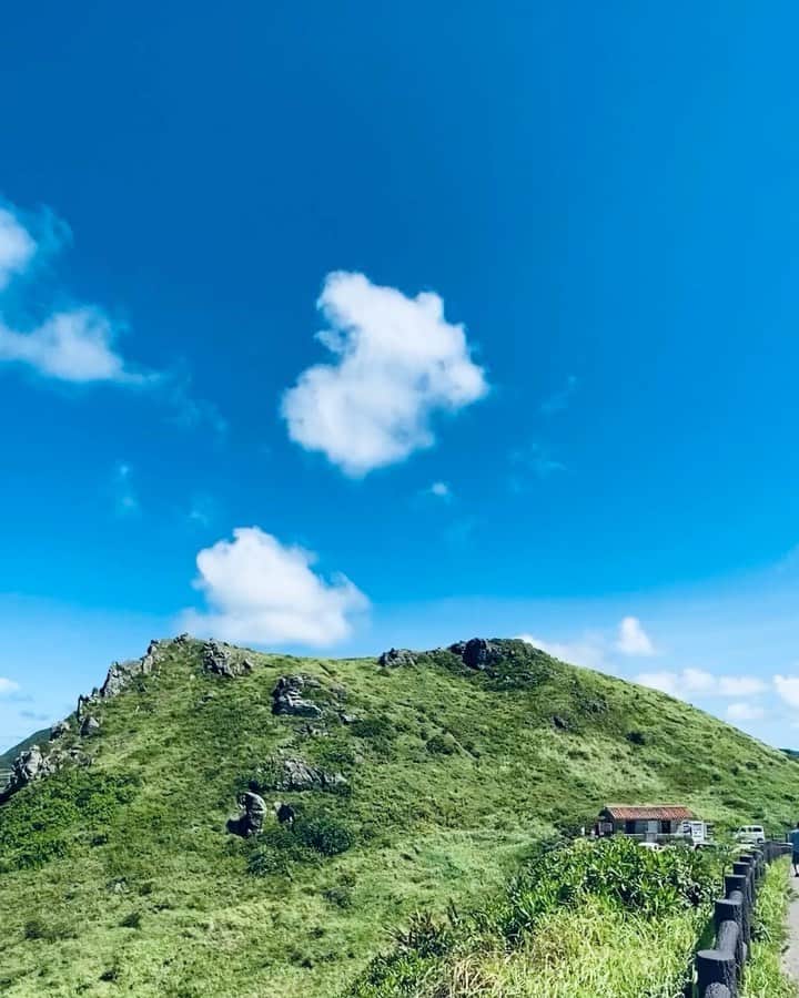 ゆうゆのインスタグラム：「.﻿ 2020.07.24﻿ ﻿  *⿻｡* . ﻿ ﻿ ﻿ 石垣島最北端、平久保崎灯台﻿ 辺鄙なとこにあるけど﻿ とーっても綺麗でしたよ。﻿ ﻿ ﻿ filmでも撮ったけど﻿ なかなか現像出せないのでiPhoneで。﻿ ﻿ 歩きながら撮ってるので﻿ 基線が動いてますっ(^^;;﻿ ﻿ ﻿ ﻿ __________________________________________________**✧̣͙ͥ*﻿ ______________﻿ ﻿ ﻿ #iPhonex﻿ #yuyu_okinawa ﻿ #暮らすように旅をする﻿ #okinawa ﻿ #平久保崎灯台﻿ #石垣島﻿ #石垣島最北端﻿ #県内旅行　﻿ #いつかまた世界で　﻿ #instamovies  #travelmovie」
