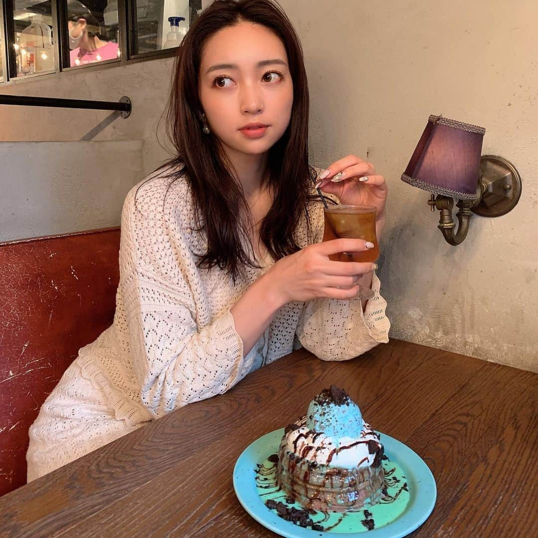 唯可（yuika）さんのインスタグラム写真 - (唯可（yuika）Instagram)「久しぶりのパンケーキ🥞 原宿にこんなおしゃカフェあったのしらなかった。そしてなんとまぁチョコミントさんですよ。奥さん。 私はダイエット中なので一口のみいただきました😭💛美味しかった。。。一緒にフルーツタピオカドリンクも🥤 . . 早く平和な日常が戻りますように🕊 . . . #カフェ#カフェ巡り#パンケーキ#チョコミント#かふぇすたぐらむ#カフェスタグラム#カフェ巡り部#原宿カフェ#渋谷カフェ#東京カフェ#旅#ミルクパンケーキ#韓国#韓国カフェ」7月24日 20時12分 - yu.i.k.a