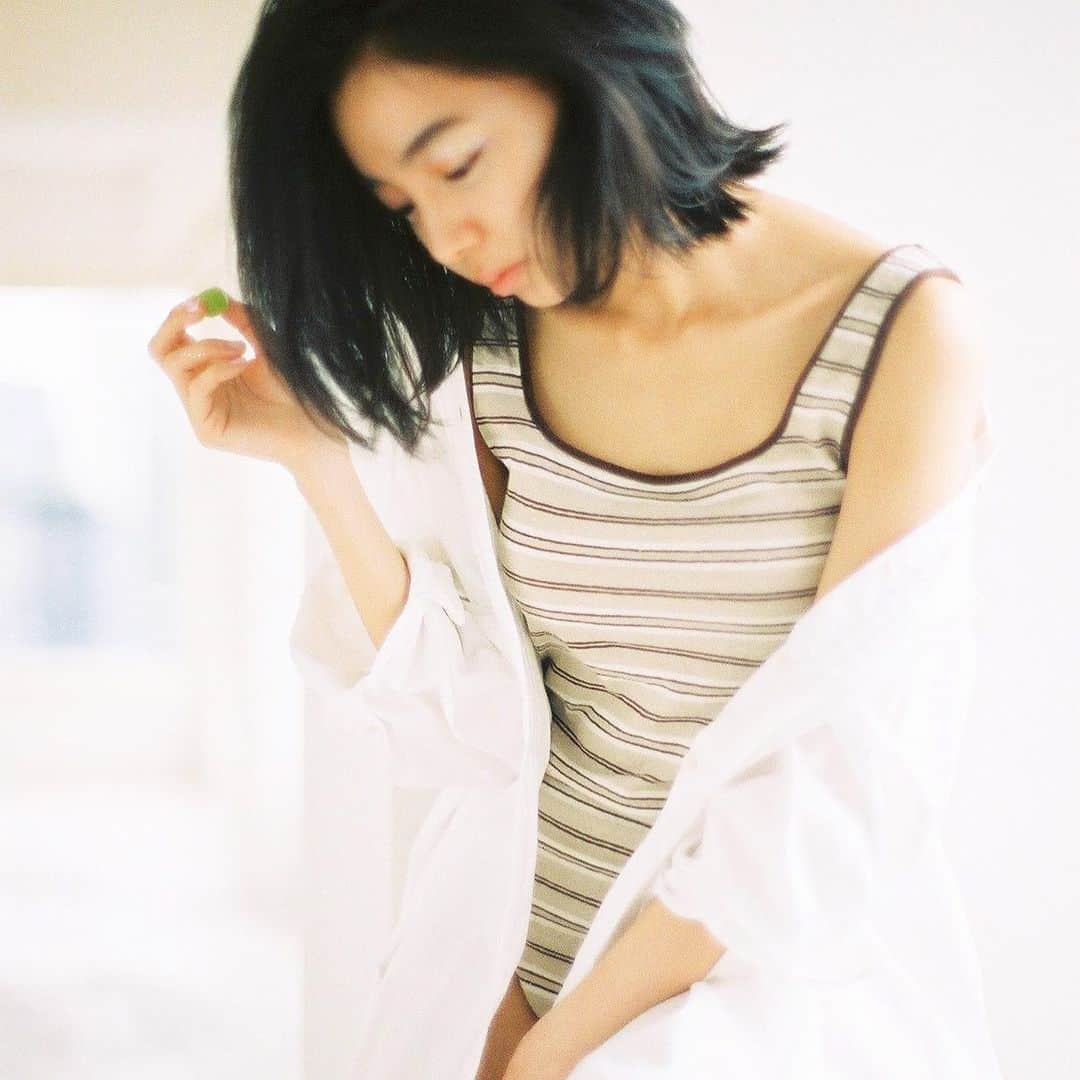 Yuudaiのインスタグラム：「今日は良き空気をみんなで作りました𓄃 model @hikarieee  make up @001mikaaa  hair&photo by me.  #filmphotography」