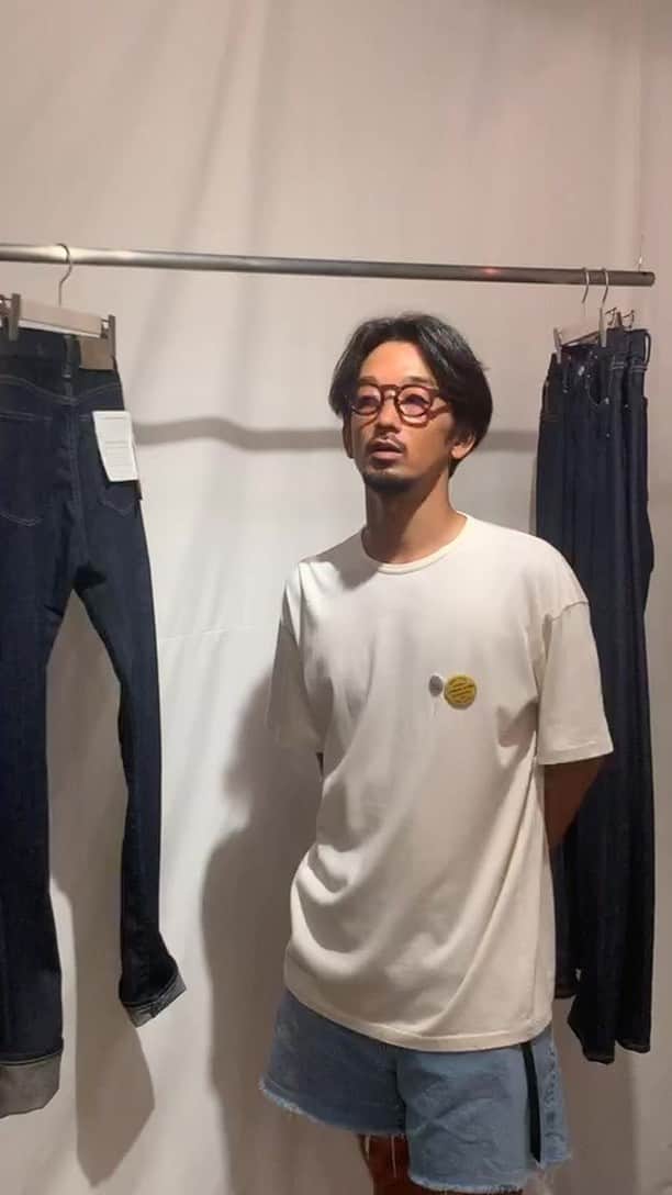 KUROのインスタグラム：「KUROが2年の歳月をかけて開発した生地【 MONSTER STRETCH 】 今回はHELVETICAの説明です。  Our designer @yatsuhashi14  explains KURO's brand new denim, "MONSTER STRETCH DENIM".」