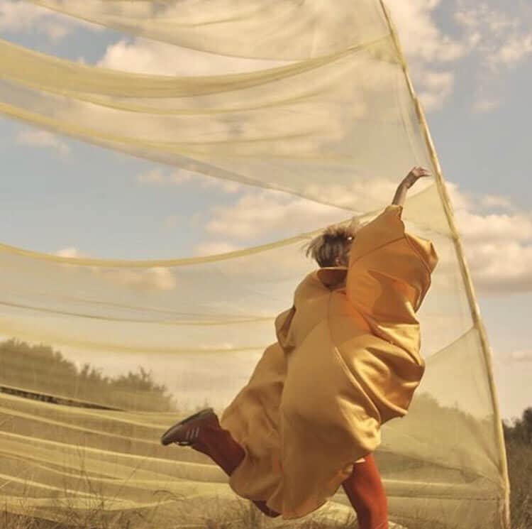 ベックスロックスのインスタグラム：「“I have a deeply hidden inarticulate desire for something beyond the daily life.” Virginia Woolf.  ⠀⠀⠀⠀⠀⠀⠀⠀⠀ Photo via @nessykhem by @emstempest ⭐️💛💫  #freedom  #photography  #virginiawoolf  #otherworldly  #dreambig」