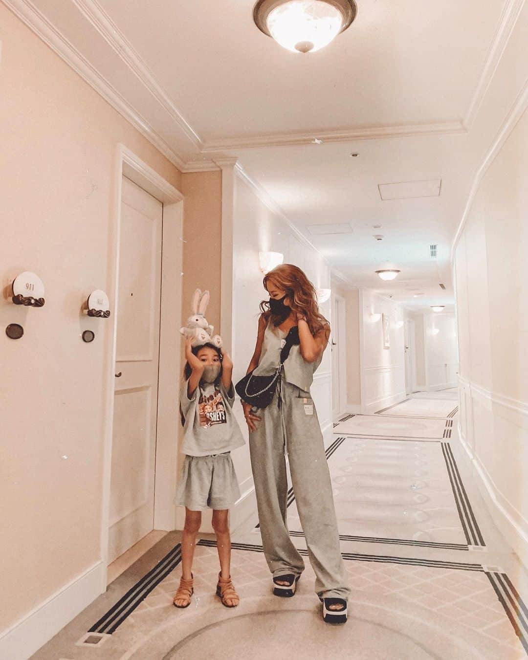 ✷kana✷のインスタグラム：「🏨✨ . . 朝ごはん行くときコーデ👧🏽👱🏼‍♀️ . 楽チンなセットアップでリンク🕶🕶 私が来てるのは @tablet_hotel で大人気！ この後21時から再販みたいです♡ . 娘のは海外の安いセレクトショップ✌🏽←」