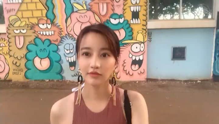 やみちゃん。のインスタグラム：「カカアコのウォールアート🎨﻿ ﻿ モンスターの絵👾﻿ 思ってたより大きい！﻿ ﻿ この辺、夕方1人で歩くには治安が悪いかも。﻿ ちょっと空気が違って怖かった。﻿ ﻿ #kakaako #kakaakowallart #ウォールアート #monster #ハワイ旅行 #hawaiitrip #散歩 #jtbで旅したい #やみちゃん #運動不足解消 #モンスター #旅行好きな人と繋がりたい #honolulu」