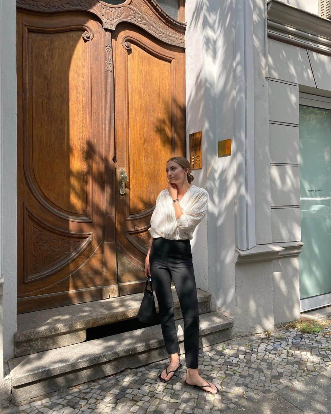 FashionMuggingさんのインスタグラム写真 - (FashionMuggingInstagram)「Sunny Friday in the city #onthego #simplicity #silkshirt」7月24日 20時27分 - jessss.ab