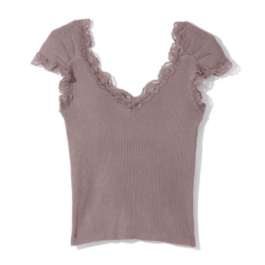 JILL STUART Beauty HKさんのインスタグラム写真 - (JILL STUART Beauty HKInstagram)「🌸Simply Love V-neck Lace Top #HanasakuS2020SS001 🛒Click入product tag 的link，立即把心頭好帶回家吧！ ﹋﹋﹋﹋﹋﹋﹋﹋﹋﹋﹋﹋﹋﹋﹋﹋﹋ ✿ネックとスリーブに飾った✿ 絕對是basic 每天都能穿的單品 而且百搭度很高 單穿或作內襯也是合適不過 - v型領位拉長頸線 領位及袖位都配有lace 肩位還有百摺的小details 看起來肩位會小一點 連手臀的byebye肉也能修飾一番 所以單穿也不怕沉悶 少女感上添了一點女人味 - 說到質料實在不得不讚 彈性布料穿起來倍感舒適 而且通爽不透肉 白色實在是夏天必備啊  #櫻花妹穿搭 #闊腳褲 #連身裙 #lace衫 #日系服飾代購 #日服 #日本原單 #日本直送 #日牌 #日本連線 #日本藥妝 #日系攝影 #日系 #日本衫 #日系服飾 #櫻花妹 #grl代購 #miia代購  #春裝 #粉色控 #日系女裝 #日本 #返工衫 #女裝」7月24日 20時28分 - bettermedical.hk