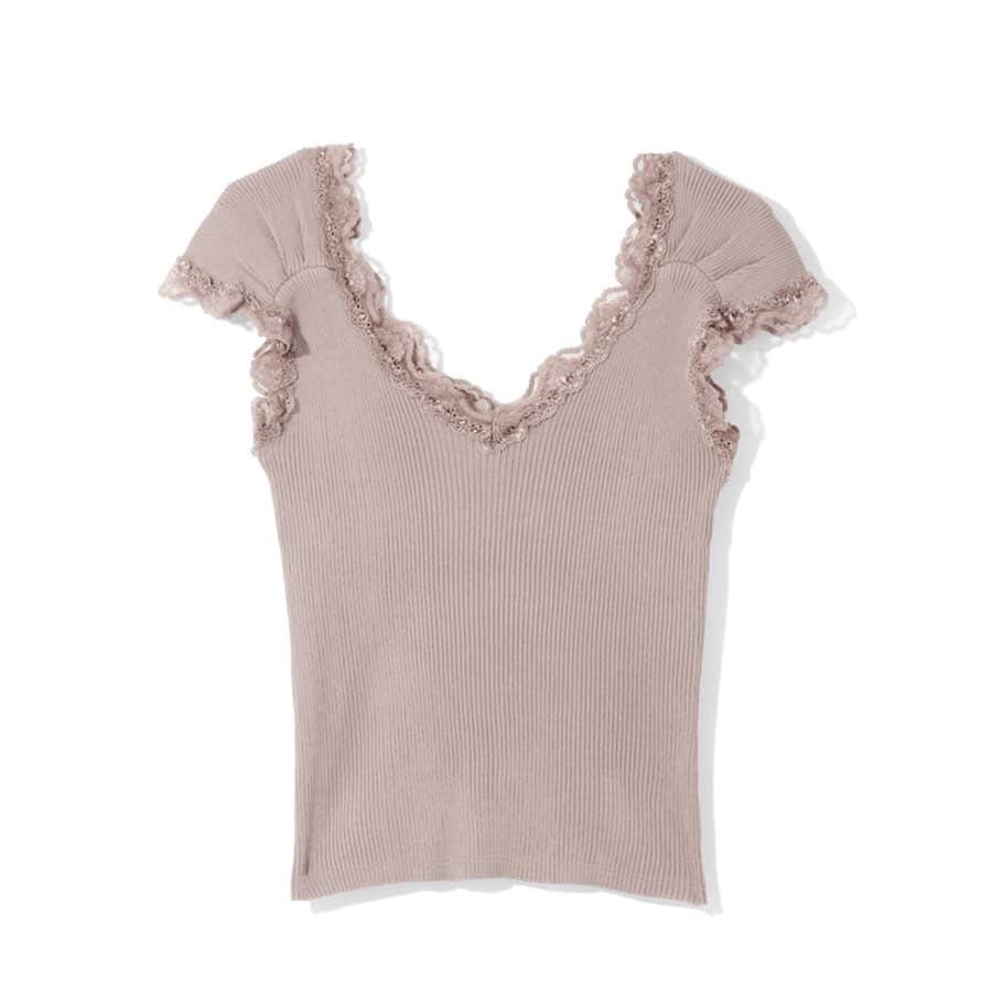 JILL STUART Beauty HKさんのインスタグラム写真 - (JILL STUART Beauty HKInstagram)「🌸Simply Love V-neck Lace Top #HanasakuS2020SS001 🛒Click入product tag 的link，立即把心頭好帶回家吧！ ﹋﹋﹋﹋﹋﹋﹋﹋﹋﹋﹋﹋﹋﹋﹋﹋﹋ ✿ネックとスリーブに飾った✿ 絕對是basic 每天都能穿的單品 而且百搭度很高 單穿或作內襯也是合適不過 - v型領位拉長頸線 領位及袖位都配有lace 肩位還有百摺的小details 看起來肩位會小一點 連手臀的byebye肉也能修飾一番 所以單穿也不怕沉悶 少女感上添了一點女人味 - 說到質料實在不得不讚 彈性布料穿起來倍感舒適 而且通爽不透肉 白色實在是夏天必備啊  #櫻花妹穿搭 #闊腳褲 #連身裙 #lace衫 #日系服飾代購 #日服 #日本原單 #日本直送 #日牌 #日本連線 #日本藥妝 #日系攝影 #日系 #日本衫 #日系服飾 #櫻花妹 #grl代購 #miia代購  #春裝 #粉色控 #日系女裝 #日本 #返工衫 #女裝」7月24日 20時28分 - bettermedical.hk