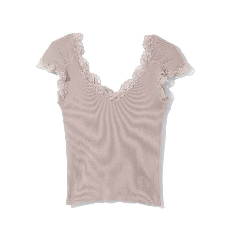 JILL STUART Beauty HKさんのインスタグラム写真 - (JILL STUART Beauty HKInstagram)「🌸Simply Love V-neck Lace Top #HanasakuS2020SS001 🛒Click入product tag 的link，立即把心頭好帶回家吧！ ﹋﹋﹋﹋﹋﹋﹋﹋﹋﹋﹋﹋﹋﹋﹋﹋﹋ ✿ネックとスリーブに飾った✿ 絕對是basic 每天都能穿的單品 而且百搭度很高 單穿或作內襯也是合適不過 - v型領位拉長頸線 領位及袖位都配有lace 肩位還有百摺的小details 看起來肩位會小一點 連手臀的byebye肉也能修飾一番 所以單穿也不怕沉悶 少女感上添了一點女人味 - 說到質料實在不得不讚 彈性布料穿起來倍感舒適 而且通爽不透肉 白色實在是夏天必備啊  #櫻花妹穿搭 #闊腳褲 #連身裙 #lace衫 #日系服飾代購 #日服 #日本原單 #日本直送 #日牌 #日本連線 #日本藥妝 #日系攝影 #日系 #日本衫 #日系服飾 #櫻花妹 #grl代購 #miia代購  #春裝 #粉色控 #日系女裝 #日本 #返工衫 #女裝」7月24日 20時28分 - bettermedical.hk