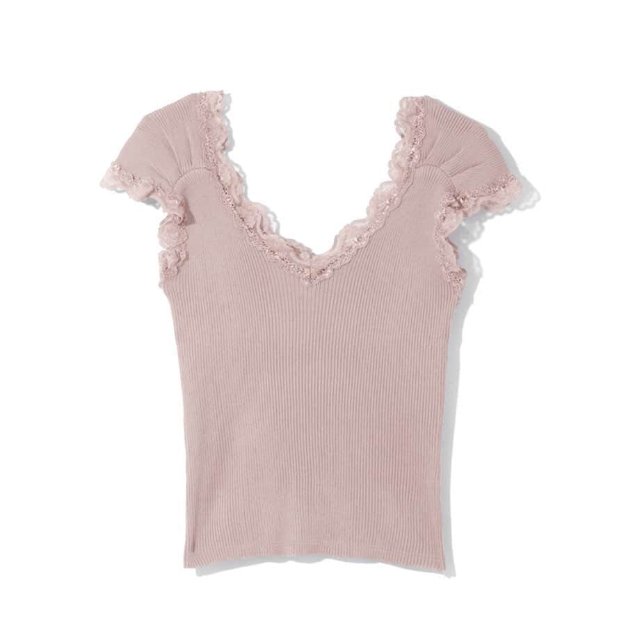 JILL STUART Beauty HKさんのインスタグラム写真 - (JILL STUART Beauty HKInstagram)「🌸Simply Love V-neck Lace Top #HanasakuS2020SS001 🛒Click入product tag 的link，立即把心頭好帶回家吧！ ﹋﹋﹋﹋﹋﹋﹋﹋﹋﹋﹋﹋﹋﹋﹋﹋﹋ ✿ネックとスリーブに飾った✿ 絕對是basic 每天都能穿的單品 而且百搭度很高 單穿或作內襯也是合適不過 - v型領位拉長頸線 領位及袖位都配有lace 肩位還有百摺的小details 看起來肩位會小一點 連手臀的byebye肉也能修飾一番 所以單穿也不怕沉悶 少女感上添了一點女人味 - 說到質料實在不得不讚 彈性布料穿起來倍感舒適 而且通爽不透肉 白色實在是夏天必備啊  #櫻花妹穿搭 #闊腳褲 #連身裙 #lace衫 #日系服飾代購 #日服 #日本原單 #日本直送 #日牌 #日本連線 #日本藥妝 #日系攝影 #日系 #日本衫 #日系服飾 #櫻花妹 #grl代購 #miia代購  #春裝 #粉色控 #日系女裝 #日本 #返工衫 #女裝」7月24日 20時28分 - bettermedical.hk