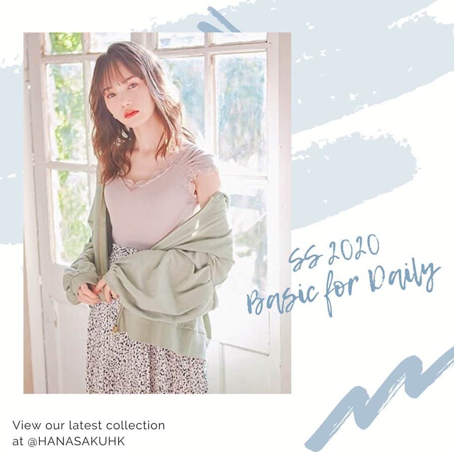 JILL STUART Beauty HKさんのインスタグラム写真 - (JILL STUART Beauty HKInstagram)「🌸Simply Love V-neck Lace Top #HanasakuS2020SS001 🛒Click入product tag 的link，立即把心頭好帶回家吧！ ﹋﹋﹋﹋﹋﹋﹋﹋﹋﹋﹋﹋﹋﹋﹋﹋﹋ ✿ネックとスリーブに飾った✿ 絕對是basic 每天都能穿的單品 而且百搭度很高 單穿或作內襯也是合適不過 - v型領位拉長頸線 領位及袖位都配有lace 肩位還有百摺的小details 看起來肩位會小一點 連手臀的byebye肉也能修飾一番 所以單穿也不怕沉悶 少女感上添了一點女人味 - 說到質料實在不得不讚 彈性布料穿起來倍感舒適 而且通爽不透肉 白色實在是夏天必備啊  #櫻花妹穿搭 #闊腳褲 #連身裙 #lace衫 #日系服飾代購 #日服 #日本原單 #日本直送 #日牌 #日本連線 #日本藥妝 #日系攝影 #日系 #日本衫 #日系服飾 #櫻花妹 #grl代購 #miia代購  #春裝 #粉色控 #日系女裝 #日本 #返工衫 #女裝」7月24日 20時28分 - bettermedical.hk