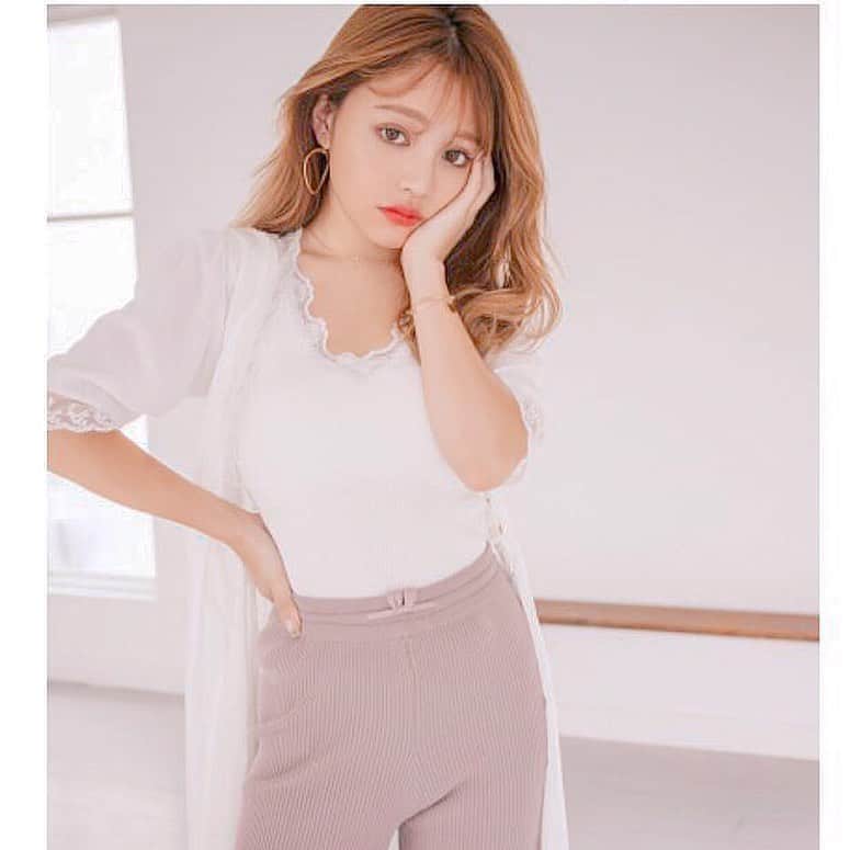 JILL STUART Beauty HKさんのインスタグラム写真 - (JILL STUART Beauty HKInstagram)「🌸Simply Love V-neck Lace Top #HanasakuS2020SS001 🛒Click入product tag 的link，立即把心頭好帶回家吧！ ﹋﹋﹋﹋﹋﹋﹋﹋﹋﹋﹋﹋﹋﹋﹋﹋﹋ ✿ネックとスリーブに飾った✿ 絕對是basic 每天都能穿的單品 而且百搭度很高 單穿或作內襯也是合適不過 - v型領位拉長頸線 領位及袖位都配有lace 肩位還有百摺的小details 看起來肩位會小一點 連手臀的byebye肉也能修飾一番 所以單穿也不怕沉悶 少女感上添了一點女人味 - 說到質料實在不得不讚 彈性布料穿起來倍感舒適 而且通爽不透肉 白色實在是夏天必備啊  #櫻花妹穿搭 #闊腳褲 #連身裙 #lace衫 #日系服飾代購 #日服 #日本原單 #日本直送 #日牌 #日本連線 #日本藥妝 #日系攝影 #日系 #日本衫 #日系服飾 #櫻花妹 #grl代購 #miia代購  #春裝 #粉色控 #日系女裝 #日本 #返工衫 #女裝」7月24日 20時28分 - bettermedical.hk