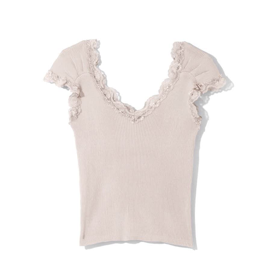 JILL STUART Beauty HKさんのインスタグラム写真 - (JILL STUART Beauty HKInstagram)「🌸Simply Love V-neck Lace Top #HanasakuS2020SS001 🛒Click入product tag 的link，立即把心頭好帶回家吧！ ﹋﹋﹋﹋﹋﹋﹋﹋﹋﹋﹋﹋﹋﹋﹋﹋﹋ ✿ネックとスリーブに飾った✿ 絕對是basic 每天都能穿的單品 而且百搭度很高 單穿或作內襯也是合適不過 - v型領位拉長頸線 領位及袖位都配有lace 肩位還有百摺的小details 看起來肩位會小一點 連手臀的byebye肉也能修飾一番 所以單穿也不怕沉悶 少女感上添了一點女人味 - 說到質料實在不得不讚 彈性布料穿起來倍感舒適 而且通爽不透肉 白色實在是夏天必備啊  #櫻花妹穿搭 #闊腳褲 #連身裙 #lace衫 #日系服飾代購 #日服 #日本原單 #日本直送 #日牌 #日本連線 #日本藥妝 #日系攝影 #日系 #日本衫 #日系服飾 #櫻花妹 #grl代購 #miia代購  #春裝 #粉色控 #日系女裝 #日本 #返工衫 #女裝」7月24日 20時28分 - bettermedical.hk