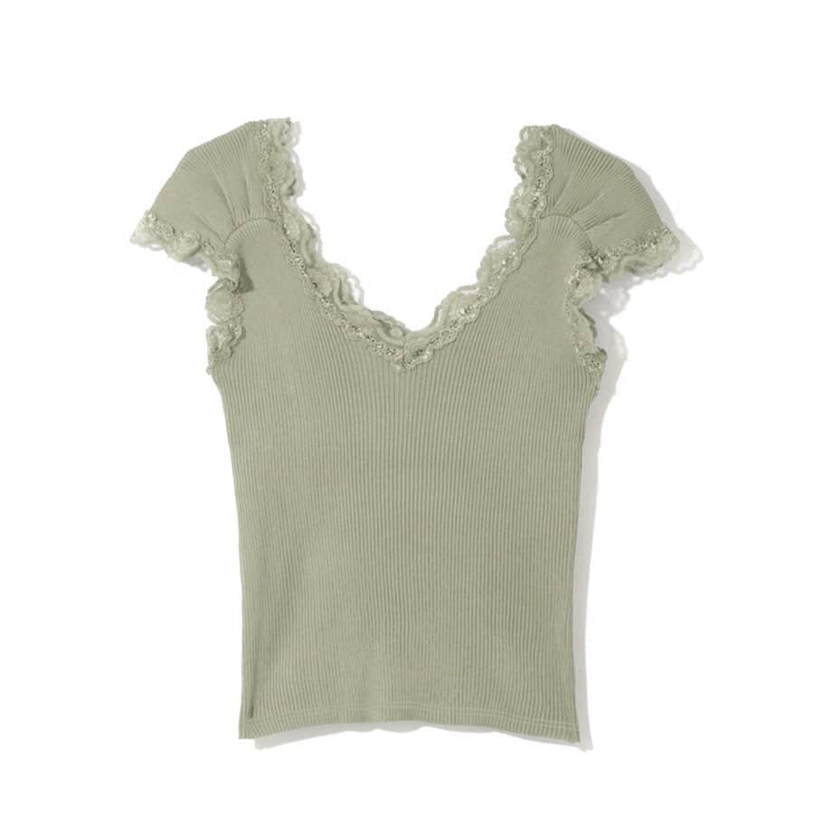 JILL STUART Beauty HKさんのインスタグラム写真 - (JILL STUART Beauty HKInstagram)「🌸Simply Love V-neck Lace Top #HanasakuS2020SS001 🛒Click入product tag 的link，立即把心頭好帶回家吧！ ﹋﹋﹋﹋﹋﹋﹋﹋﹋﹋﹋﹋﹋﹋﹋﹋﹋ ✿ネックとスリーブに飾った✿ 絕對是basic 每天都能穿的單品 而且百搭度很高 單穿或作內襯也是合適不過 - v型領位拉長頸線 領位及袖位都配有lace 肩位還有百摺的小details 看起來肩位會小一點 連手臀的byebye肉也能修飾一番 所以單穿也不怕沉悶 少女感上添了一點女人味 - 說到質料實在不得不讚 彈性布料穿起來倍感舒適 而且通爽不透肉 白色實在是夏天必備啊  #櫻花妹穿搭 #闊腳褲 #連身裙 #lace衫 #日系服飾代購 #日服 #日本原單 #日本直送 #日牌 #日本連線 #日本藥妝 #日系攝影 #日系 #日本衫 #日系服飾 #櫻花妹 #grl代購 #miia代購  #春裝 #粉色控 #日系女裝 #日本 #返工衫 #女裝」7月24日 20時28分 - bettermedical.hk