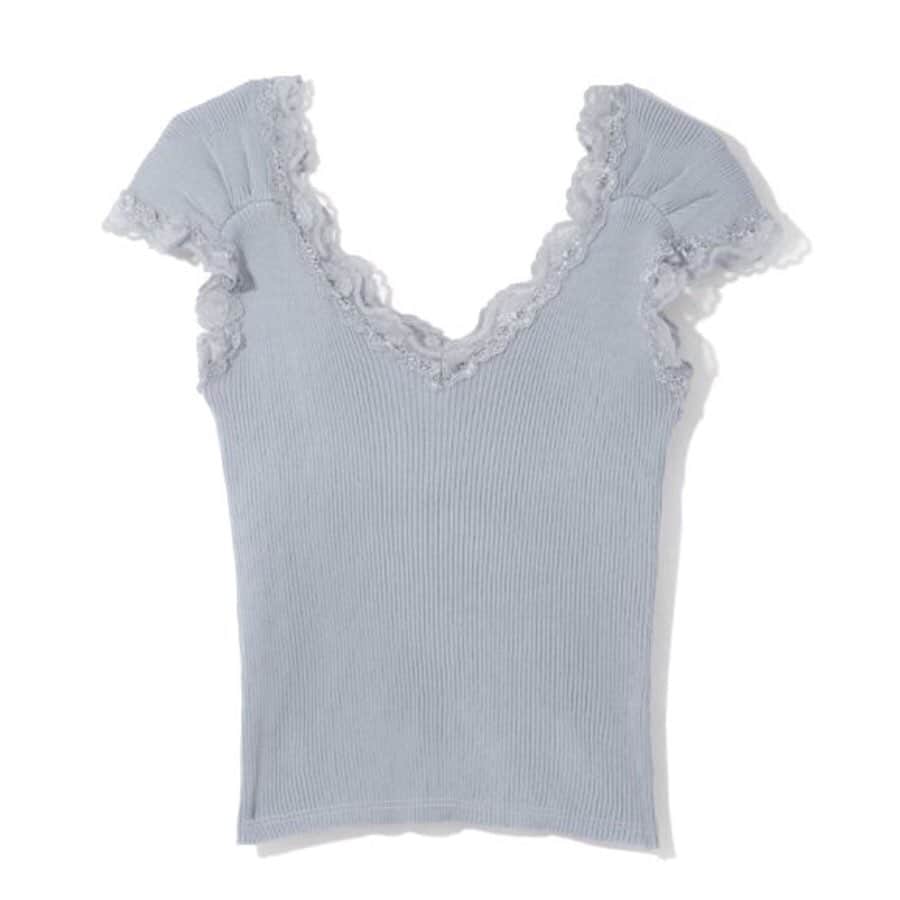 JILL STUART Beauty HKさんのインスタグラム写真 - (JILL STUART Beauty HKInstagram)「🌸Simply Love V-neck Lace Top #HanasakuS2020SS001 🛒Click入product tag 的link，立即把心頭好帶回家吧！ ﹋﹋﹋﹋﹋﹋﹋﹋﹋﹋﹋﹋﹋﹋﹋﹋﹋ ✿ネックとスリーブに飾った✿ 絕對是basic 每天都能穿的單品 而且百搭度很高 單穿或作內襯也是合適不過 - v型領位拉長頸線 領位及袖位都配有lace 肩位還有百摺的小details 看起來肩位會小一點 連手臀的byebye肉也能修飾一番 所以單穿也不怕沉悶 少女感上添了一點女人味 - 說到質料實在不得不讚 彈性布料穿起來倍感舒適 而且通爽不透肉 白色實在是夏天必備啊  #櫻花妹穿搭 #闊腳褲 #連身裙 #lace衫 #日系服飾代購 #日服 #日本原單 #日本直送 #日牌 #日本連線 #日本藥妝 #日系攝影 #日系 #日本衫 #日系服飾 #櫻花妹 #grl代購 #miia代購  #春裝 #粉色控 #日系女裝 #日本 #返工衫 #女裝」7月24日 20時28分 - bettermedical.hk