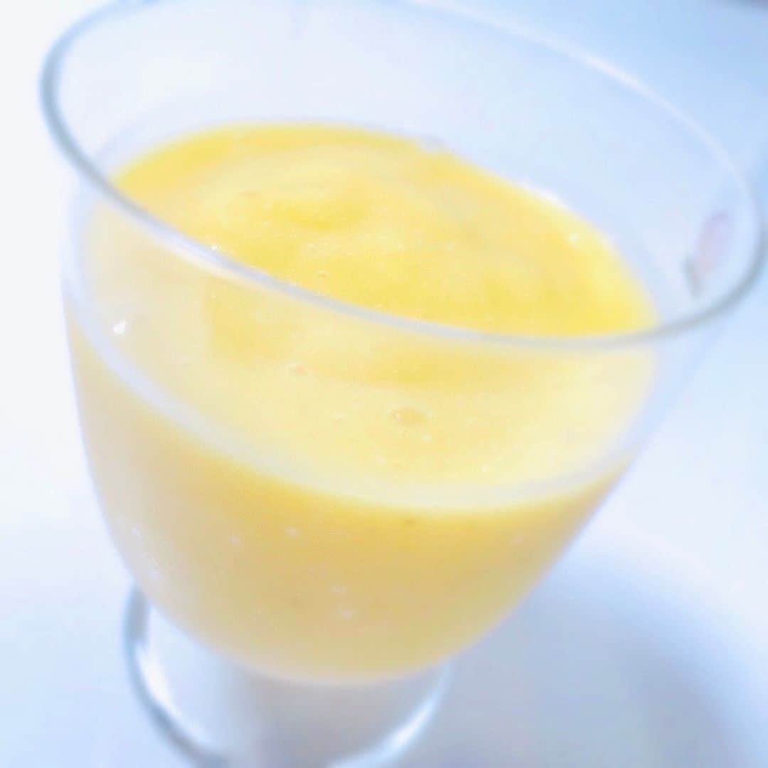 栗田萌のインスタグラム：「今日のスムージー🍹💕 マンゴー🥭バナナ🍌パイナップル🍍 フルーツを凍らせておいたり、コンビニやスーパーでも買えるフローズンマンゴーを常備しているので、作るのがすごく楽なんだ〜🤗🍉🍒🏖🏝🥥 #スムージー #マンゴー #バナナ #パイナップル」