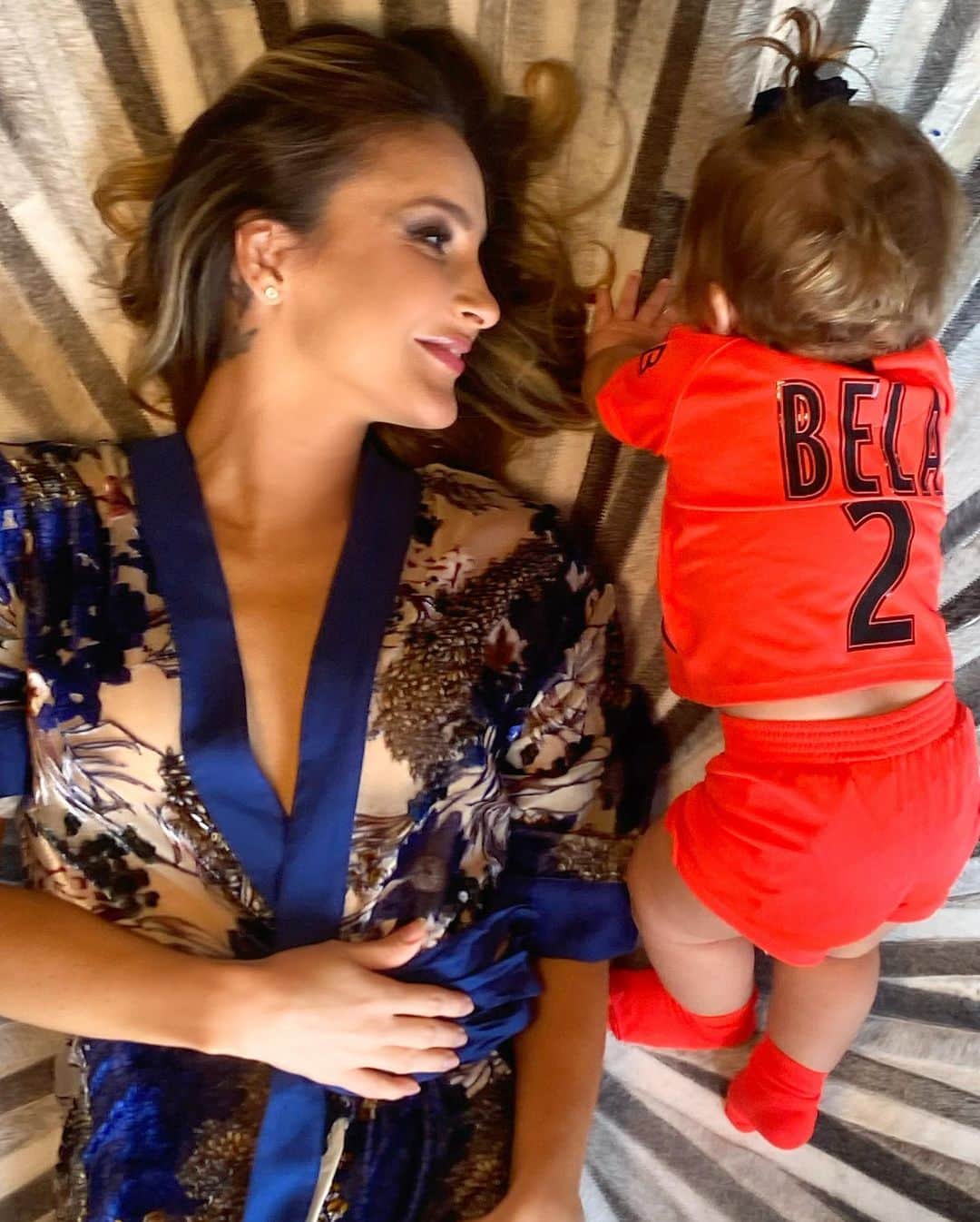 Claudia Leitteのインスタグラム：「De: MIM Para: MIM MESMA ——————————————————————  “Para fazer um bolo, você utiliza farinha, sal, ovos crus, açúcar e óleo.  Comidos isoladamente, cada ingrediente é bastante  desagradável ou mesmo amargo. Mas asse-os juntos, e  se tornarão deliciosos. Se você der a Deus todas as suas  experiências horríveis e desagradáveis, ele as misturará  para que se tornem agradáveis. Isso não quer dizer que tudo na  vida seja bom. Grande parte do que acontece no nosso  mundo é mau e cruel, mas Deus é especialista em  extrair o bem de tudo isso.”  Ps. O uniforme do @psg, que tio @thiagosilva deu. 💎 A propósito, sucesso sempre!  Ps2. A foto e a legenda não têm nada a ver 😂 Eu só queria uma “boa desculpa” pra compartilhar o texto! 🙌🏻  PS3. Vou postar o look dela nos stories agora 🤣」