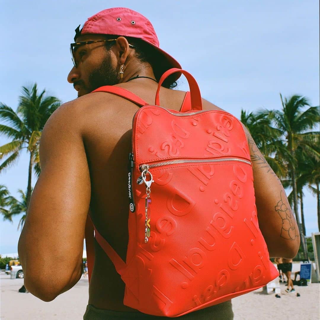 デシグアルのインスタグラム：「Pack your most loved items for the weekend and take them everywhere you go ♥」