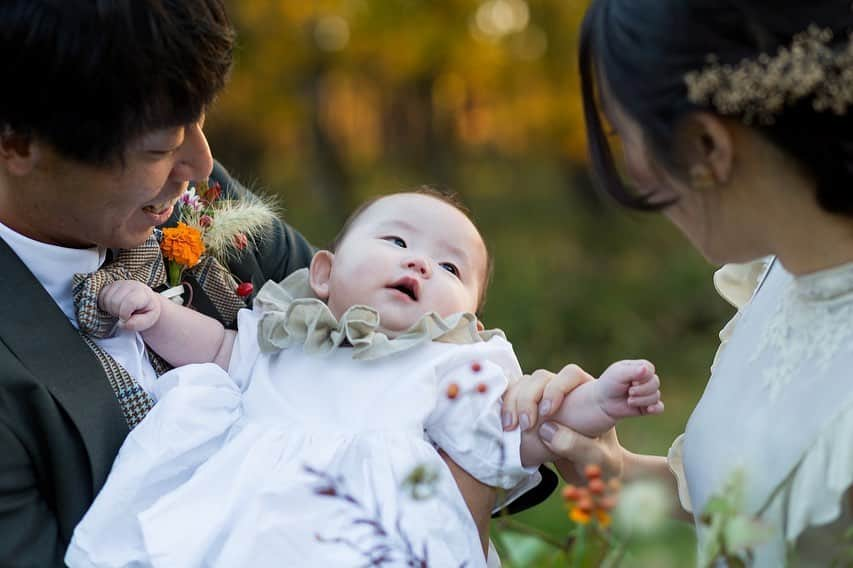 ARCH DAYS Weddingsさんのインスタグラム写真 - (ARCH DAYS WeddingsInstagram)「子供と一緒に叶える「ファミリーウェディング」の演出やおもてなし🕊﻿ ﻿ ﻿ お子さんが生まれてから一緒に挙式を行う「ファミリーウェディング」。ゲストへお子さんのお披露目ができ、また、お子さんの年齢によっては演出に参加してもらえるというメリットもあるため、ファミリーウェディングを行う夫婦が増えているんです♩﻿ ﻿ ﻿ ファミリーウェディング以外でも、自身の甥や姪、友人ゲストのお子さんに「ぜひ演出に参加してもらいたい！」と考えている方も多いのでは？﻿ ﻿ ﻿ こちらのコラムでは、キッズに参加してもらえる演出や、キッズゲストへのおもてなし事例をご紹介します✨﻿ ﻿ ﻿ -----﻿ ﻿ ﻿ ▽このCOLUMNを読むにはストーリーズをチェック﻿ ﻿ ﻿ -----﻿ ﻿ ﻿ ARCH DAYSへウェディングフォトを掲載させていただける方を大募集🕊﻿ ﻿ ﻿ 当アカウントをフォロー＋ #archdays花嫁 をつけて投稿してくださった方へ、編集部より「リポスト・メディア掲載」のお声がけをさせていただきます。﻿ ﻿ ﻿ 挙式当日だけでなく、前撮りや後撮りなどフォトウェディングの投稿もOK！ぜひ沢山アップしてくださいね♩﻿ ﻿ ﻿ -----﻿ ﻿ ﻿ ▽ARCH DAYSトップページはこちらから☑️﻿ @archdays_weddings﻿ プロフィールのリンクから👰🏻﻿ ﻿ ▽バースデー・ベビーシャワーなどの情報を見るなら💁🎉﻿ @archdays﻿ ﻿ ﻿ -----﻿ ﻿ ﻿ ARCH DAYSに会員機能ができました💁‍♀️﻿ ﻿ 気になる記事や写真をクリップして、もっと便利に！自分だけのページを作れます📎﻿ ﻿ また、会員登録をしてマイページからパートナーを招待すれば、2人でイメージを共有可能に♩﻿ ﻿ ﻿ -----﻿ #archdays #archdays_wedding #アーチデイズ #アーチデイズウェディング #archdays花嫁 #ファミリーウェディング #ファミリーウエディング #キッズゲスト #演出 #結婚式演出 #演出アイテム #演出迷子 #ウェディング演出 #ブライダル演出 #ウエディング演出 #結婚式演出アイデア #人前式演出 #演出アイデア #オリジナル演出 #サプライズ演出 #結婚式演出アイテム #子供ゲスト #子どもゲスト #リングボーイ #リングガール #フラッグガール #フラッグボーイ #プレ花嫁 #卒花嫁﻿ -----﻿ https://archdays.com/column/2019/07/26/46222﻿ -----」7月24日 20時33分 - archdays_weddings