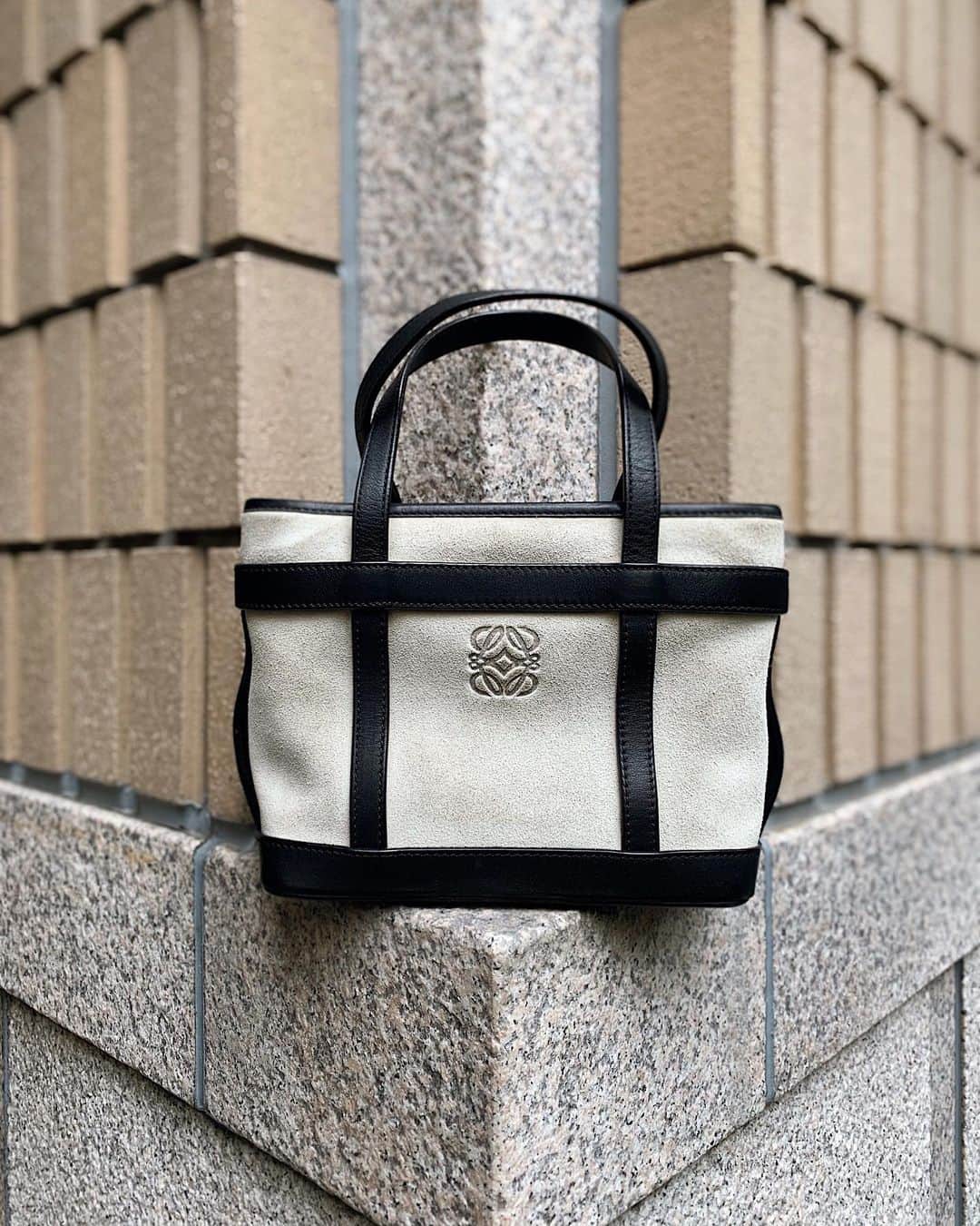 Ｈedyさんのインスタグラム写真 - (ＨedyInstagram)「【WEB掲載予定】 LOEWE anagram suede leather handbag.  @hedy_daikanyama  @hedy_worldwide  #vintage #vintageshop #hedy #エディ #hedy_japan #hedy_daikanyama #daikanyama #bag #fashion #accessory #loewe」7月24日 20時34分 - hedy_vintage