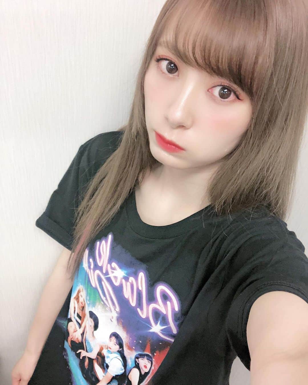 のインスタグラム：「♥BLACKPINKさん♥﻿ ﻿ 大好きなBLACKPINKさん！！﻿ ﻿ ツアーTシャツがめちゃくちゃオシャレすぎる！！！﻿ ﻿ メンバーの写真も載ってて﻿ こういうツアーTシャツっていいなーって思って﻿ 買ってしまいました♥﻿ ﻿ 私服で着てる事もあるよー♥﻿ ﻿ 誰が好きかといいますとーー！！！﻿ ﻿ リサさんが好きです♥️﻿ ﻿ ﻿ 結構前に一目惚れしました笑﻿ ﻿ #morningmusume20 #モーニング娘20﻿ #helloproject  #顔面国宝﻿ #えりぽんかわいい #アイドル﻿ 存在が #インスタ映え #instablog﻿ #Love #beauty﻿ #followme #makeup﻿ #Instagram #Insta﻿ #메이크업 #얼스타그램﻿ #ig_Japan #팔로미﻿ #フォロー歓迎 #ootd﻿ #BLACKPINK #tour﻿ #Tシャツ #ありがとう﻿ #いいね #photo﻿ #Disney #IDOL﻿ #SELFIE #셀카」