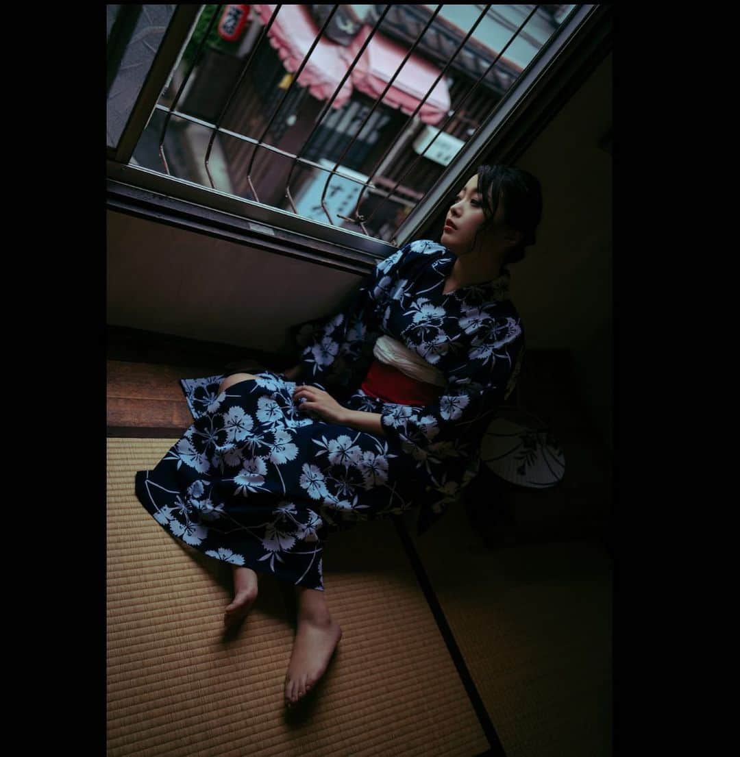 白石ゆうかのインスタグラム：「なかなか梅雨明けないですねぇ  昭和な雰囲気で📸  #ポートレート #portrait #写真好きな人と繋がりたい  #model #撮影 #pic #picture #picoftheday  #写真 #love #like #follow #followme #instagood #photoofthday #photography #japan #japanese #photo #昭和 #昭和レトロ #浴衣 #kimono #yukata #竺仙 #下町 #🇯🇵 #👘 #雰囲気 #beautiful」