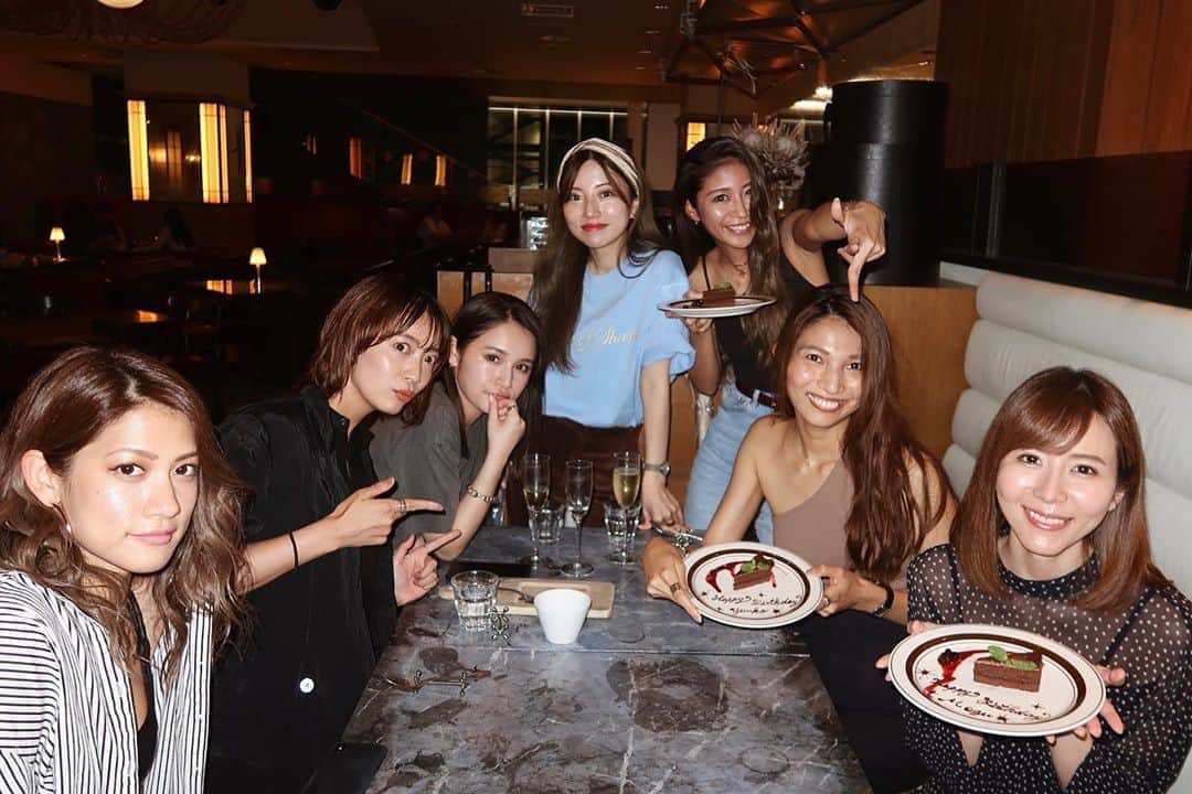 佐藤あずみのインスタグラム：「𝒉𝒂𝒑𝒑𝒚 𝒃𝒊𝒓𝒕𝒉𝒅𝒂𝒚 𝒕𝒐 𝒚𝒐𝒖❤︎ 𝒉𝒂𝒑𝒑𝒚 𝒃𝒊𝒓𝒕𝒉𝒅𝒂𝒚 𝒕𝒐 𝒎𝒆❤︎ . 自粛あけにやっと皆に会えた日のお話。 3人合同のBDは10年近くお祝いしてるけど初めて！ . あずみのお誕生日が前過ぎて、自分のお誕生日であることもすっかり忘れてて、ちゃっかりしっかり、あずみもお祝いしてもらいました💛✨ . また東京も大変なことになってしまって、みんなと中々会えなくなりそうで寂しいけど、なによりみんなの元気が１番！笑顔が１番！ . . . 友達、家族、恋人と会える時間、あたりまえだったことが大切で幸せなんだなと、ここ最近本当に実感しますー！ . 会えた時は嬉しくてハメを外しがちだけど、、、まじ気をつけよ、、、🥺 . みんなありがとうとおめでとう💗 . #birthday #bday #happy #bff #drink#biglove #goodtime #funny #bigsmile #お誕生日 #おめでとう #ありがとう」