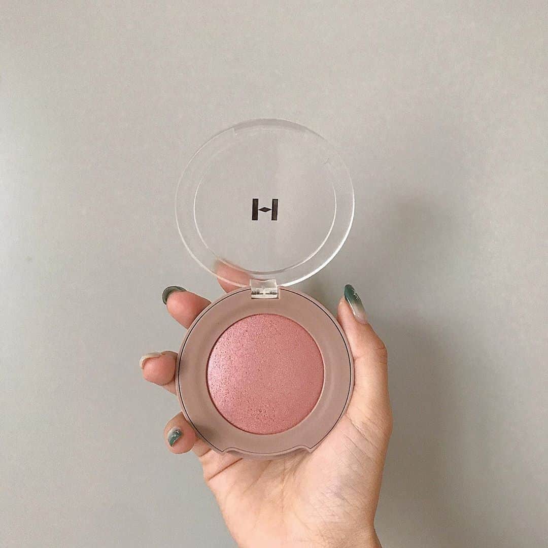 のインスタグラム：「☆ #hince #チーク 　  気付いたら 3投稿連続でhince商品紹介してる😂  他で無さそうな色味に 一目惚れして購入。  光に当たると青っぽいラメが パーン！てヴェールみたいに見える。←説明力w これは新感覚！！！ それがずっと続くから、 鏡見るたび、 おー！🥰ってなる！ hinceのものって、 発色はそのままなのに 何故か肌馴染みがいい🤔✨  おすすめ度★★★☆☆ . . . . . #韓国コスメ#コスメ#美容#化粧品#メイク#チーク#ピンクチーク#韓国ファッション#hinceチーク #いいね返し#化粧品好きな人と繋がりたい」