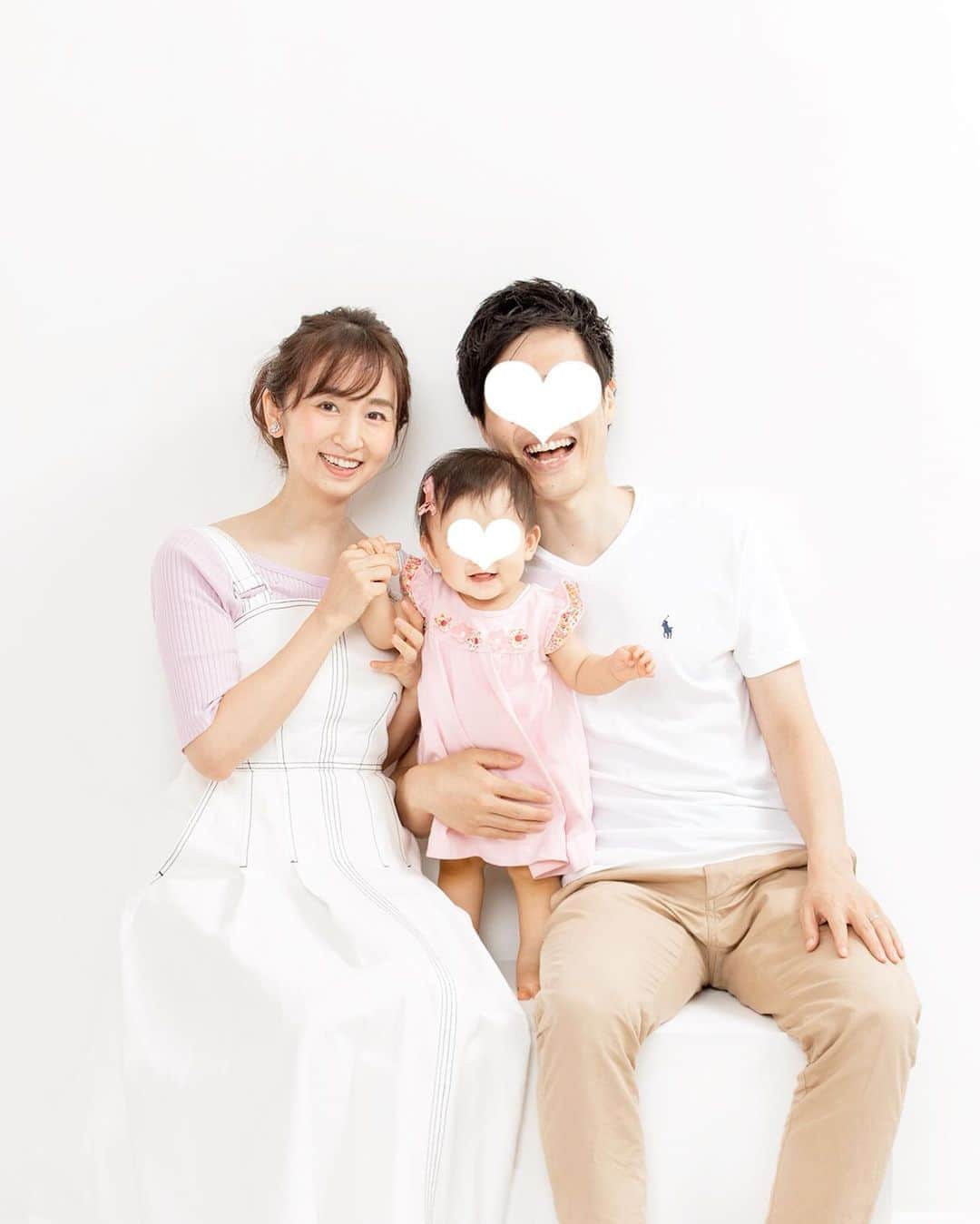 小野恵美のインスタグラム：「2nd Anniversary🌿 先日、入籍して2年が経ちました🥂 ＊ ＊ ＊ 毎日を健康に乗り越えていかなければと思う今年。家族と過ごせる当たり前のことに感謝ですね。  🌿💕🕊  娘は生後10カ月になりました。 一人で立ち上がる時間も延び、乳歯も生えてきました🦷👏 成長が早くて、母はあっという間に感じてしまいますが、1日1日の変化を大切にしたい😊  スタンプしても、なんとなくお分かりいただけるように、主人と娘はそっくりです👶🏻笑  #結婚記念日 #入籍記念日 #家族写真 #家族」