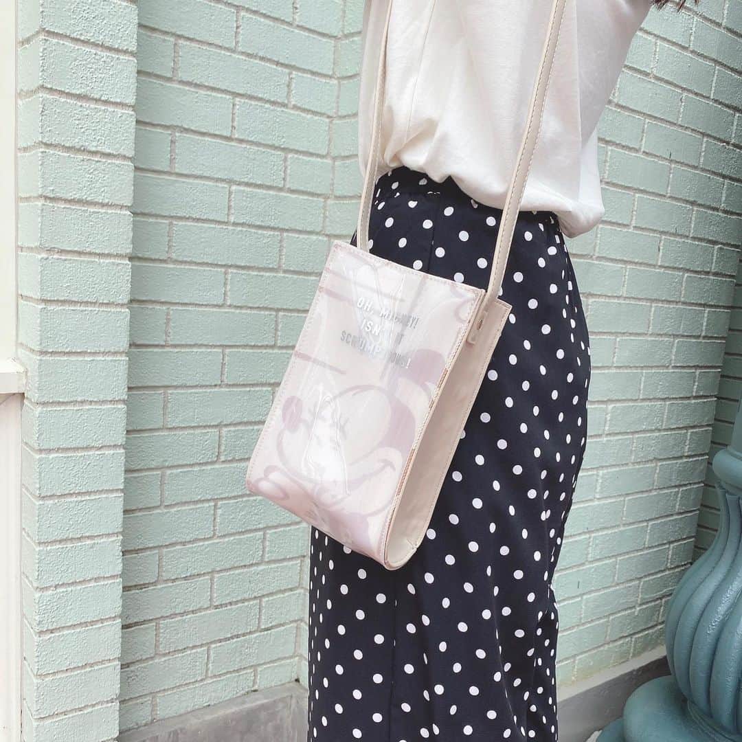SHIHORINのインスタグラム：「𓂃﻿ ﻿ @accommode ﻿ レトロなミニーちゃんが笑ってるデザイン🥰﻿ pvc素材のショルダーbag♡﻿ ﻿ お財布やスマホもしっかり入るサイズ感👛﻿ 可愛くてお気に入り🐭💕﻿ ﻿ ﻿ #accommode #accommodedisney #disney #disneyland #tokyodisneyland #tokyodisneyresort #tdr #tdl #disneycode #disneyphoto #minniemouse #minnie #アコモデ #アコモデディズニー #ディズニーコラボ #ミニーマウス #ミニー #ミニーちゃん #ショルダーバッグ #pvcバッグ #ディズニー #ディズニーランド #東京ディズニーランド #東京ディズニーリゾート #ドット柄」