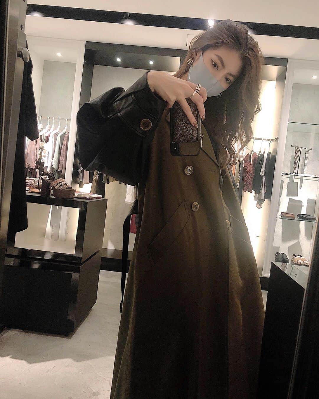 高村 楓のインスタグラム：「. . 予約販売が開始してる #マテリアルミックストレンチコート が可愛すぎて秋が待ち遠しい🍂 . レザーは今季のトレンドやから 絶対おさえたいアイテム✌️（笑） . カラーで迷う。。🥺🥺 . @murua_kaede のトップから 詳細チェックしてね☑︎ . #MURUA#murua_snap#murua_by_staff#code#fashion#AW #ムルーア#トレンチコート#フェイクレザー#トレンド#コーデ#ファッション」