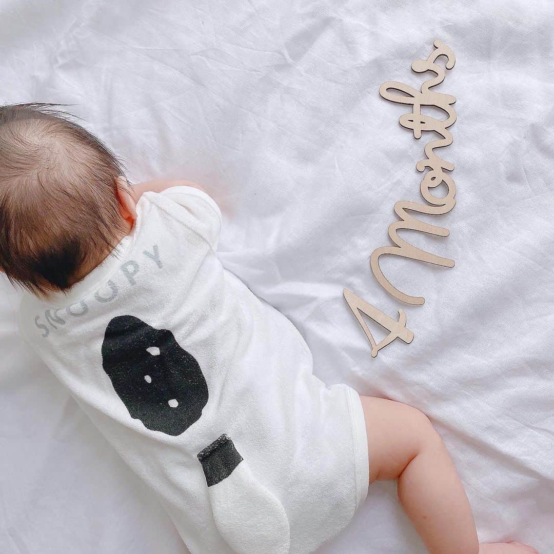 のインスタグラム：「． 👶🏻くん生後４ヶ月になりました💐 何事もなく すくすく大きくなっていく姿に毎日感動してます◌ * ・寝返りが出来るようになった (ぐるんぐるん回るから目が離せない。笑) ・自分の手をよく見るようになった ・声を出して笑うようになった ・寝起きに目が合うとニヤッと笑ってくれる ・パパママの存在をわかるようになってきた👨🏽👩🏻 ・暑がりで暑くなるとすぐ怒る←笑 ・歌や音楽が好きで、聞くだけで上機嫌になる * 予防接種もよく頑張りました。♡ ティアもお姉ちゃんしてくれてありがとう🐶 来月はまたどれぐらい成長してるか楽しみだ👼🏻💘 * #男の子ママ #男の子ベビー #おとこのこママ  #出産報告 #3月24日生まれ #男の子baby #令和ベイビー #4ヶ月ベビー #スヌーピー #ピーナッツ #スヌーピー好き #赤ちゃんのいる生活 #第一子 #親バカ #おうちフォト #新米ママ  #令和2年ベビー #生後4ヶ月 #ママさんと繋がりたい #赤ちゃん #ママライフ #息子 #我が子は天使 #伊藤りか #snsクリエイター」