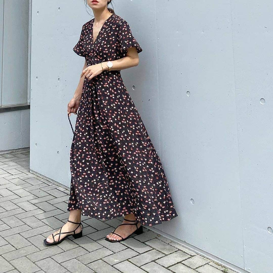 MINEさんのインスタグラム写真 - (MINEInstagram)「. . . 大人可愛い花柄ワンピース👗 Vネックは鎖骨やフェイスラインを綺麗に見せてくれます♡ 切り替えがハイウエストのものを選べばスタイルアップ間違いなし😍 . . ワンピース @saturdayclub バッグ @jandmdavidson サンダル @hm . . @mika_____akim さん 素敵なアイテムの紹介ありがとうございます！ . . . ♡コーデ募集♡ お気に入りのコーデに #mineby3mootd #mineプチプラ部 のハッシュタグ をつけて投稿してください💕﻿ 投稿していただいた中から選ばれた投稿はMINEの記事 or MINE公式インスタグラムにてご紹介させてもらいます！ あなたもMINEに載れるかも😍 . . #mineby3mootd #mineプチプラ部 #プチプラコーデ #mineアイテム部 #きょコ #今日のコーデ #大人カジュアル #大人シンプルコーデ #大人シンプル #シンプルコーデ #ワンピース #ワンピースコーデ #フラットシューズ #夏コーデ #2020夏 #サンダル #サンダルコーデ」7月24日 20時55分 - mineby3m