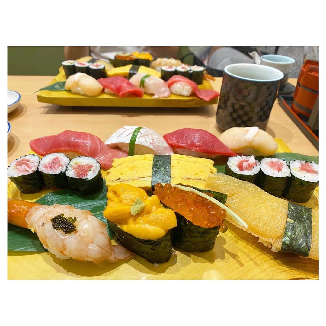 藤森香衣さんのインスタグラム写真 - (藤森香衣Instagram)「本当は、 今日から東京オリンピックだった😢 ・ とりあえず、外国人の方が喜びそうな、 お寿司の写真を載せておこう。 (だいぶ前に食べたやつ。)  #sushi #tokyo #japan #wearewaitingforyou  #緑寿司 #お寿司 #東京 #幻の東京オリンピック2020  #なんとなく寿司 #東京都民は自粛してるよ #一年前は想像できなかった  #X1で一喜一憂してた #それも幻」7月24日 20時50分 - kaefujimori