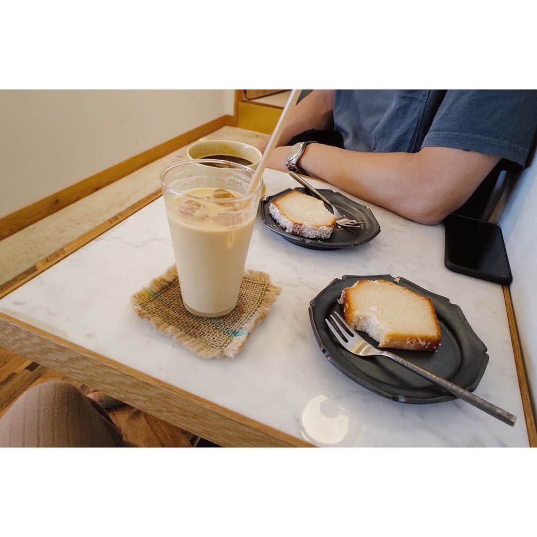 土井地恵理子さんのインスタグラム写真 - (土井地恵理子Instagram)「・ 子供たちがまだ起きない間に (昼まで寝てるww) morning cafe☕️ ・ 美味しいcoffeeと グルテンフリーのココナッツケーキ。 最高❤︎ ・ ・ またまたメガネ生活の旦那w それも今日で終わり。のはず🕶✨ ・ ・ #morningcoffee #coffee #モーニングコーヒー #onibuscoffee  #leica #leica練習中 #lifestyle #ライフスタイル」7月24日 20時53分 - ericodoiji