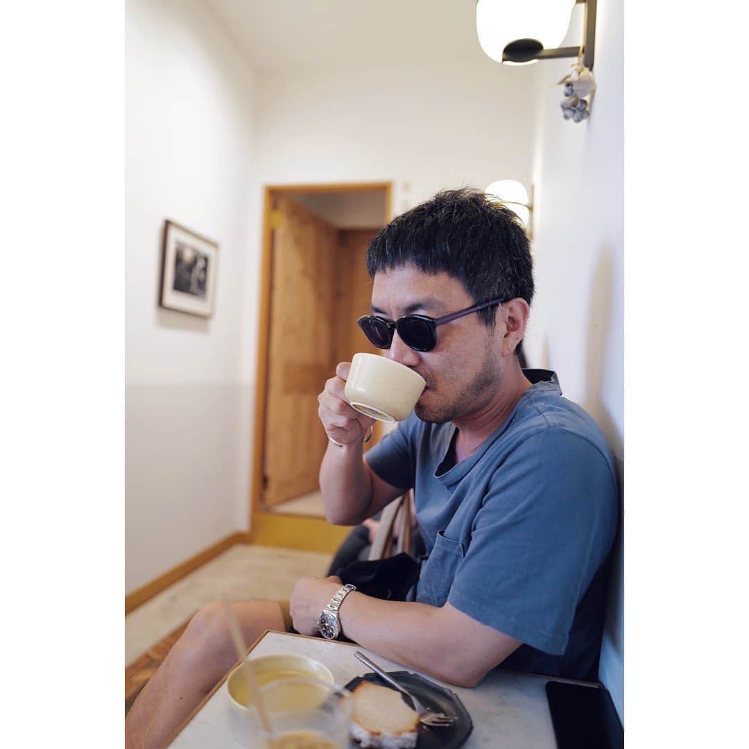 土井地恵理子さんのインスタグラム写真 - (土井地恵理子Instagram)「・ 子供たちがまだ起きない間に (昼まで寝てるww) morning cafe☕️ ・ 美味しいcoffeeと グルテンフリーのココナッツケーキ。 最高❤︎ ・ ・ またまたメガネ生活の旦那w それも今日で終わり。のはず🕶✨ ・ ・ #morningcoffee #coffee #モーニングコーヒー #onibuscoffee  #leica #leica練習中 #lifestyle #ライフスタイル」7月24日 20時53分 - ericodoiji