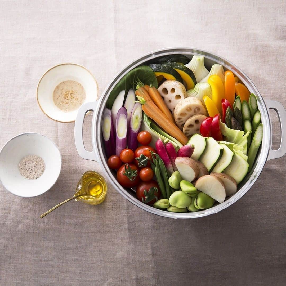 Otto Japan(オットージャパン) さんのインスタグラム写真 - (Otto Japan(オットージャパン) Instagram)「無水鍋で食材の旨味を引き出す！頼りになるピカピカお鍋。  - - - - - - - - - - - - - - - - ★スタッフのおすすめ商品 毎日の料理をもっと美味しいものにしませんか？ 無水鍋を使うと、栄養を逃がさず調理ができるので、旨味がぎゅーと濃縮された料理を作れちゃうんです！  「無水鍋」の名前の通り、水や油を使わないで調理できるため、食材が本来持っている「旨味」が引き立ちます！  たとえば茹でるとビタミンが逃げてしまうは野菜も、少ない水分で蒸すように茹でられるため、栄養と味をぎゅっと閉じ込めることができます♪  茹で料理はもちろん、オーブンや炒め物、揚げ物もでき、どんな料理も安心して任せられます！  ピカピカのアルミニウムのお鍋は、キッチンに置くだけでスタイリッシュになるのも嬉しいです♪ - - - - - - - - - - - - - - - -  ◆もっと商品について知りたい方は写真をタップ！  ================= マイモットーの商品が気になった方は「#私のマイモットー」で教えてください。 素敵な投稿は @my.motto.jp で紹介させていただきます。 =================  #kitchen #キッチン #台所 #キッチン雑貨 # #KING無水鍋 #無水鍋 #アルミ鍋 #暮らしを楽しむ #オーブン料理 #ごはん #朝ごはん #ランチ #ディナー #お鍋 #日々の暮らしを楽しむ #丁寧なくらし #暮らしの道具 #土鍋ごはん #鍋炊飯 #スタイリッシュ #シンプルライフ #マイモットー #mymotto」7月24日 21時03分 - my.motto.jp
