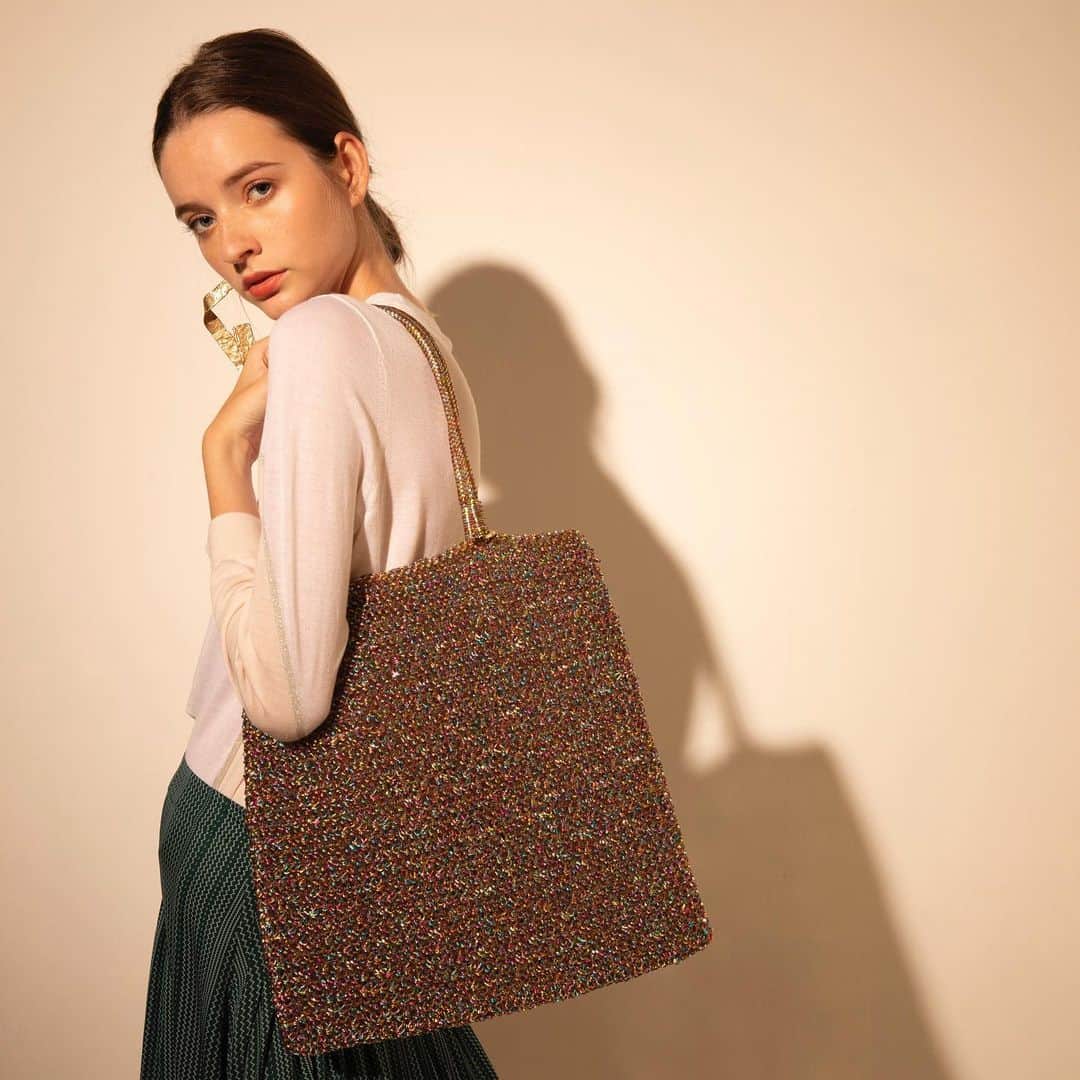 のインスタグラム：「Blend the shimmer into your life! Get dazzled by matching the FLAT LUGGAGE 24/7 LUREX in MULTI CHIARO with a simple white knit top from #EssenzialeIntarsia to amplify your femininity!  #ANTEPRIMA #WIREBAG247 #WIREBAG #RTW #ReadyToWear #FW20 #FallWinter2020 #Classic #Style #Fashion #Italian #Luxury #InstaBag #Design #Lifestyle #Urban #Handcraft #アンテプリマ #패션」