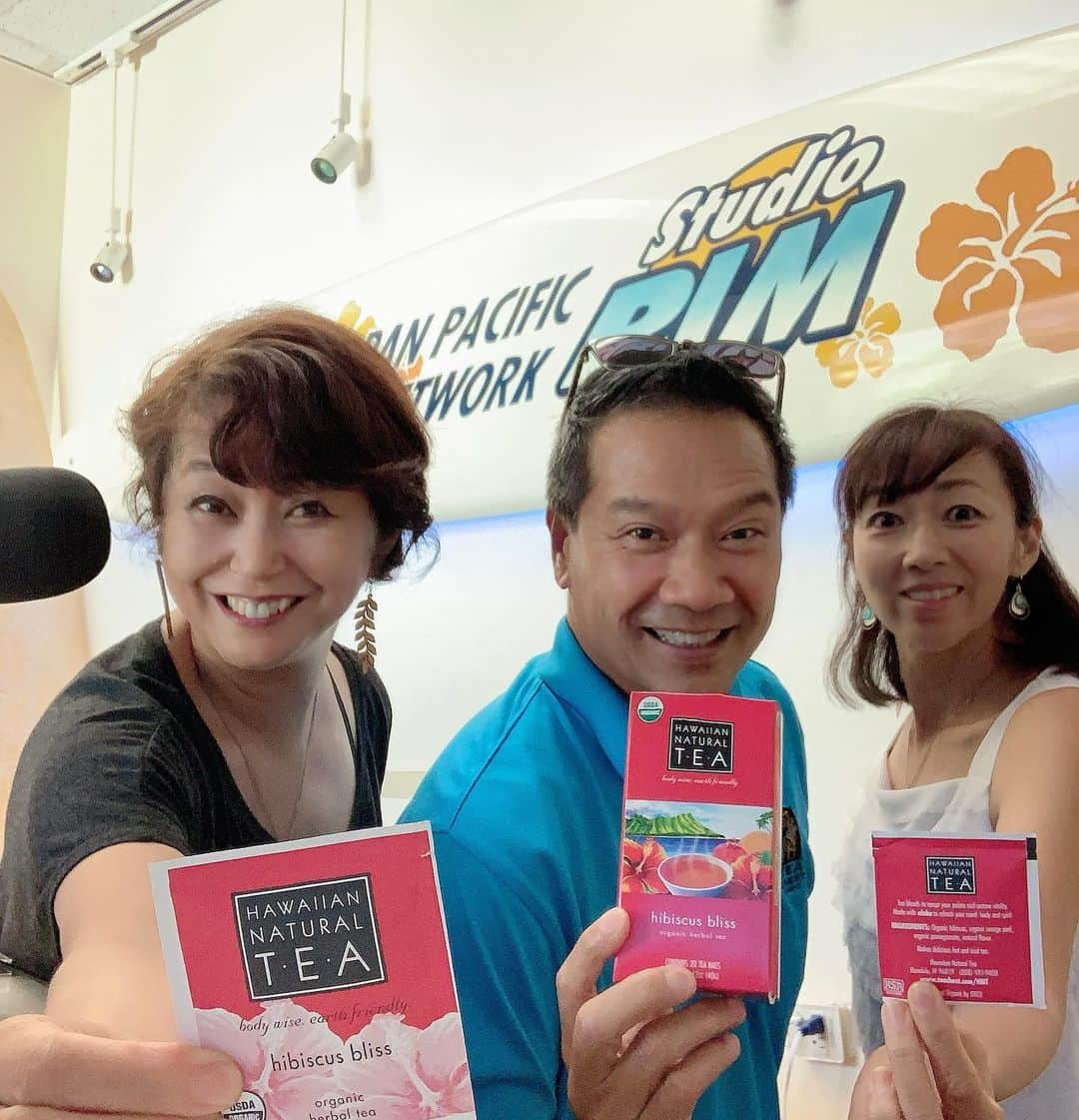 飯島寛子さんのインスタグラム写真 - (飯島寛子Instagram)「My favorite Hibiscus tea of Tea Chest Hawaii!! 社長のByron Goo氏は ハワイで大人気のプランテーションアイスティーの名付け親。(トレードネイム持ち) レストランに売り込み、今ではすっかりと同じみのアイスティーになりました。   Tea blends to tempt  your palate restore vitality. Made with aloha to refresh your mind body and spirit.  明日の阪急ハワイフェアのトークライブvol.6にも出演されます。   #teachesthawaii #hawaiiannaturaltea #Studiorim #阪急ワールドフェア #阪急ハワイフェア　#ラジオゲスト　#ハワイ暮らし」7月24日 20時56分 - hirokoiijima