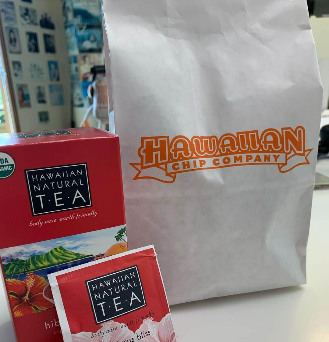 飯島寛子さんのインスタグラム写真 - (飯島寛子Instagram)「My favorite Hibiscus tea of Tea Chest Hawaii!! 社長のByron Goo氏は ハワイで大人気のプランテーションアイスティーの名付け親。(トレードネイム持ち) レストランに売り込み、今ではすっかりと同じみのアイスティーになりました。   Tea blends to tempt  your palate restore vitality. Made with aloha to refresh your mind body and spirit.  明日の阪急ハワイフェアのトークライブvol.6にも出演されます。   #teachesthawaii #hawaiiannaturaltea #Studiorim #阪急ワールドフェア #阪急ハワイフェア　#ラジオゲスト　#ハワイ暮らし」7月24日 20時56分 - hirokoiijima