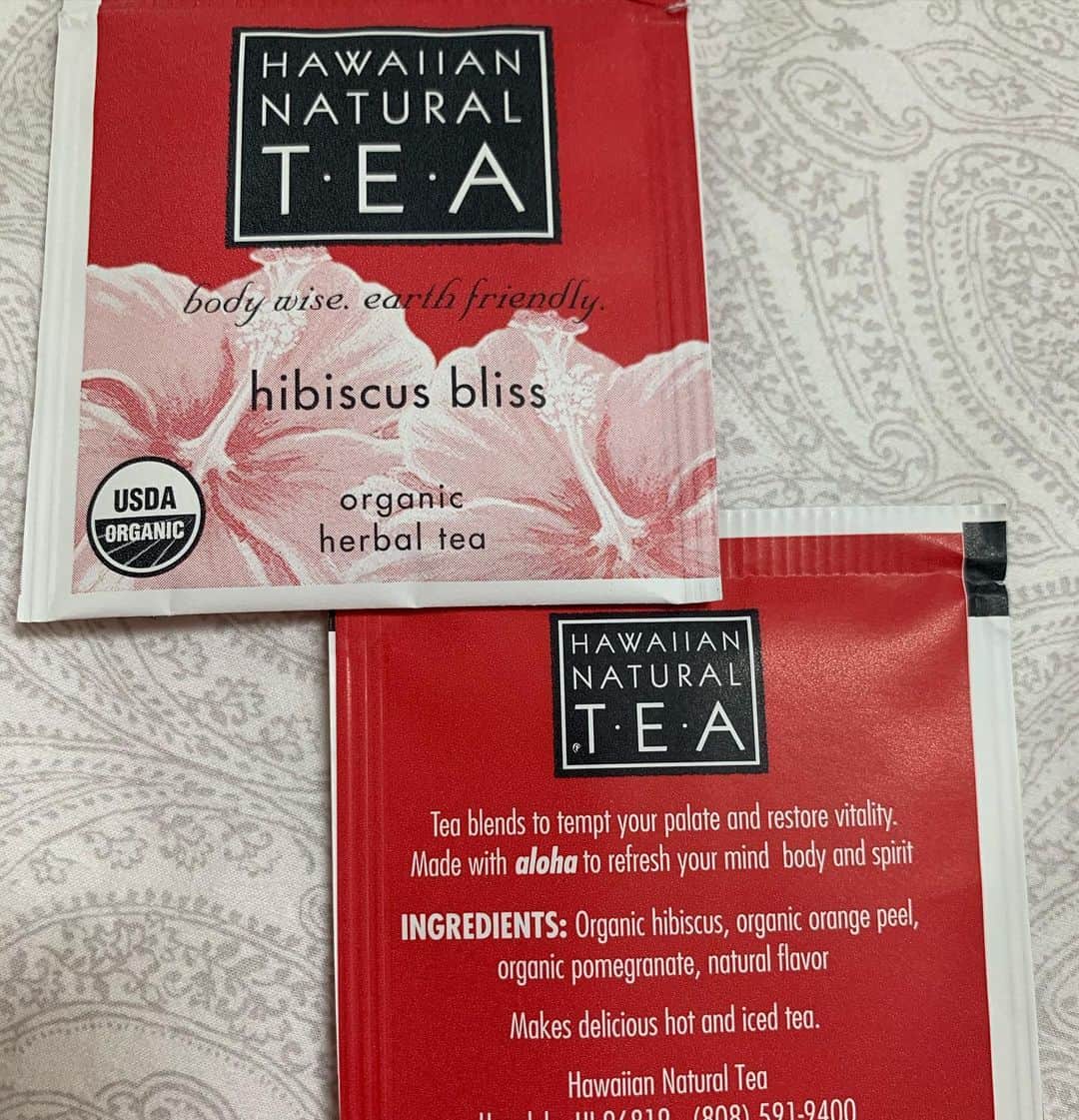 飯島寛子さんのインスタグラム写真 - (飯島寛子Instagram)「My favorite Hibiscus tea of Tea Chest Hawaii!! 社長のByron Goo氏は ハワイで大人気のプランテーションアイスティーの名付け親。(トレードネイム持ち) レストランに売り込み、今ではすっかりと同じみのアイスティーになりました。   Tea blends to tempt  your palate restore vitality. Made with aloha to refresh your mind body and spirit.  明日の阪急ハワイフェアのトークライブvol.6にも出演されます。   #teachesthawaii #hawaiiannaturaltea #Studiorim #阪急ワールドフェア #阪急ハワイフェア　#ラジオゲスト　#ハワイ暮らし」7月24日 20時56分 - hirokoiijima