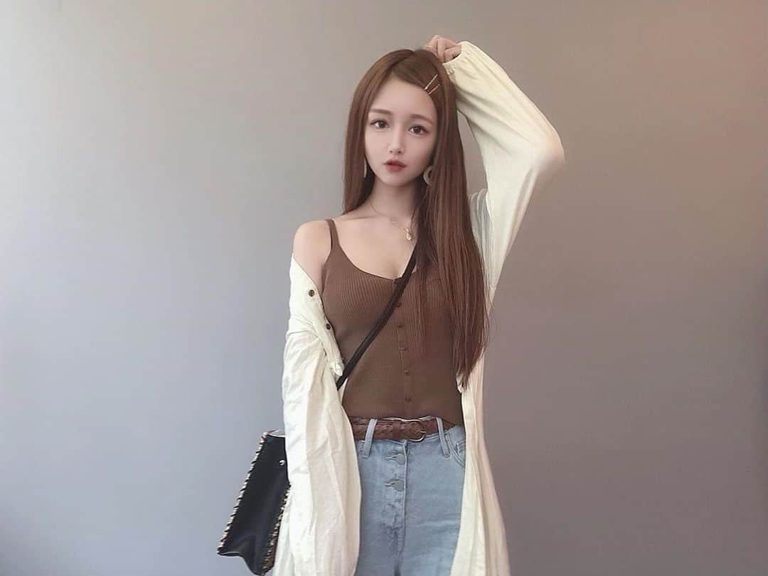 yuu__aaaのインスタグラム：「. . 暑いからおでこ☀️笑 . とある日のコーデです👗 . 暑いけど日焼け嫌だからなんか羽織っちゃう🥺 . . #ootd #キャミソール #トップス#denim #denimstyle #デニムコーデ #デニム#ootdfashion #tops #夏コーデ #moussy #japanesegirl #accessory」