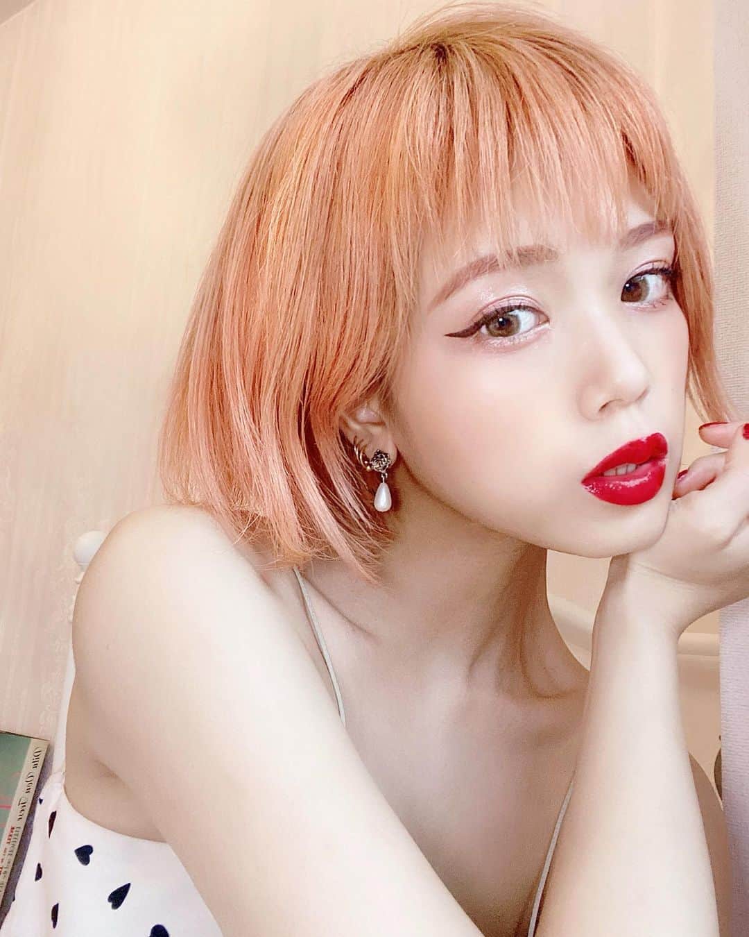 のインスタグラム：「💗🧡﻿ ﻿ 少し前だけどすうさん @suu.suu.sun ﻿に ヘアメンテしてもらいました〜〜﻿ ピンクみとオレンジみがある色がいまの気分。﻿ 色落ちもいいかんじ！﻿ ﻿ ﻿ ﻿ 梅雨はどうしてもうねりまくるから﻿ いつも以上にあえてラフにセットしてます。﻿ ハイトーンはラフでも決まるかららくちん。。。﻿ 雨も悪くないけど、早く梅雨明けするといいね。﻿ ﻿ ﻿ ﻿ ﻿超久しぶりの小顔矯正にも行ってきたよ。」