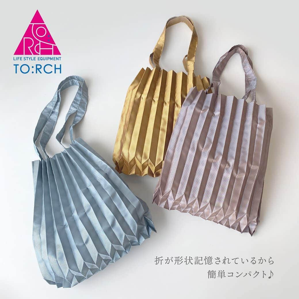 Green Parks(グリーンパークス) さんのインスタグラム写真 - (Green Parks(グリーンパークス) Instagram)「. 【New Arrival】  TORCH プリーツトートバッグ  光沢感のある素材が コーディネートのポイントになる#プリーツバッグ   プリーツは形状記憶されているので、 型崩れの心配もありません🌿  シンプルながらも存在感があるので メインのバッグとしても。  コンパクトに折りたたんで持ち運びもできるので、 お買い物のサブバッグとしても。  新しい小物でいつものお洋服も新しい気分に☺️  #torch #greenparks #グリーンパークス #バッグ #トートバッグ #エコバッグ #サブバッグ #プリーツ #カジュアル #カジュアルコーデ #大人カジュアル #大人カジュアルコーデ #休日コーデ #プチプラ #プチプラコーデ #ママコーデ #いま買いアイテム #今買いアイテム」7月24日 21時05分 - green_parks