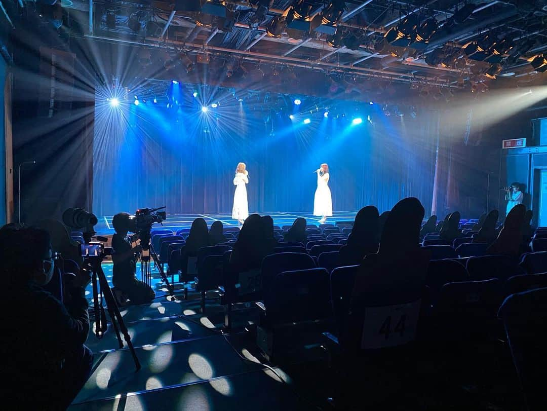 石田優美さんのインスタグラム写真 - (石田優美Instagram)「﻿ ﻿ ﻿ ﻿ 冠LIVE「最初で最後の2人」公演﻿ 終わっちゃいました😢﻿ ﻿ 素敵な思い出がまた一つ増えて﻿ これまで9年間隣に居てくれた事に感謝してます。﻿ ﻿ るりちゃん、ありがと❤️﻿ 大好きだよ。﻿ ﻿ ﻿ そして、DMM配信をご覧下さった皆さん﻿ ありがとうございました！！﻿ ﻿ ﻿ #nmb48 #冠live  #最初で最後の2人 #公演 #愛方 #9年間 #ゆうるり」7月24日 21時07分 - yu_mi_1012