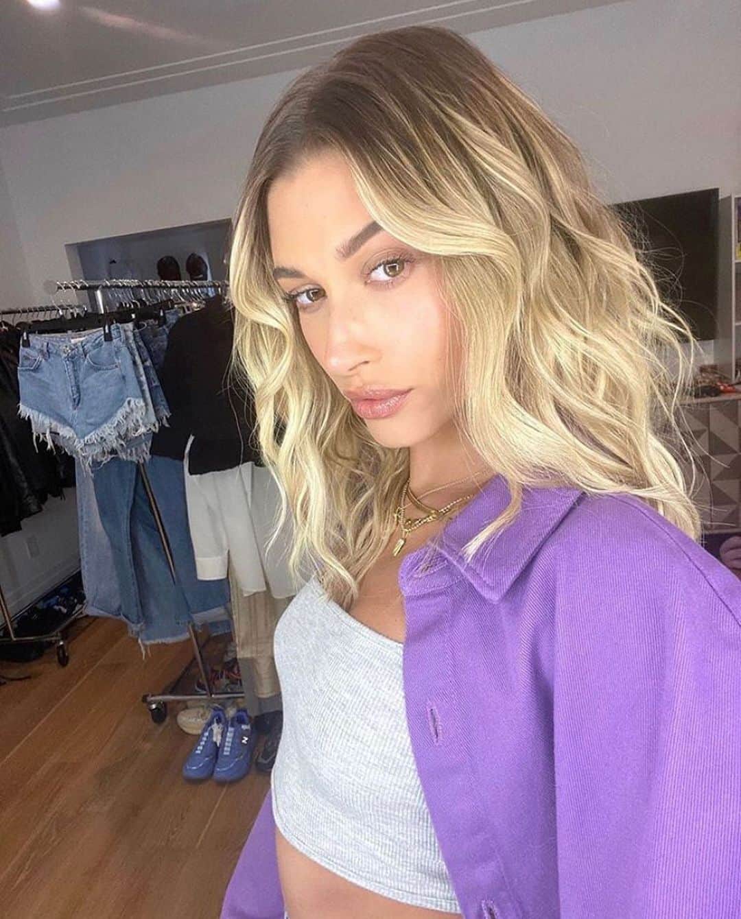 Blonde Saladさんのインスタグラム写真 - (Blonde SaladInstagram)「COPY HAILEY BIEBER’S SUMMER LOOK💜 Oversize Shirt and a healthy dose of femininity make up the perfect summer outfit you’ll need to wear⚡️Shop her look and its super affordable version, Link in bio! #theblondesalad #haileybieber #fashion #muse #outfitinspo #ss2020  Pic by @haileycandid @hailsrhodes」7月24日 21時09分 - theblondesalad